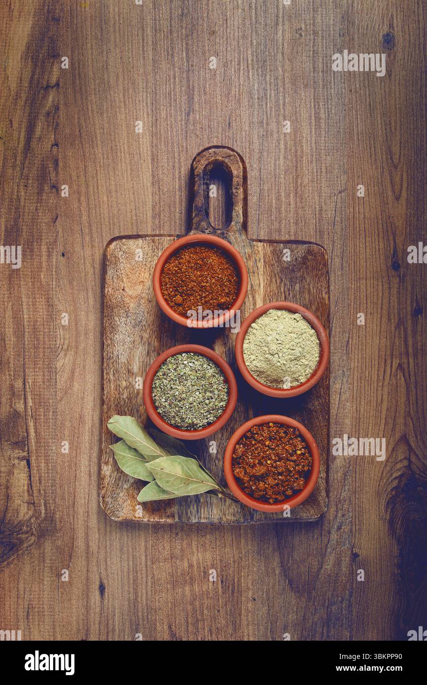 Georgische Gewürze, in Keramikschalen, Sortiment, Gewürzset, Usho, Adjika, Svan Salz, gemahlener Koriander, Blick von oben, keine Leute Stockfoto