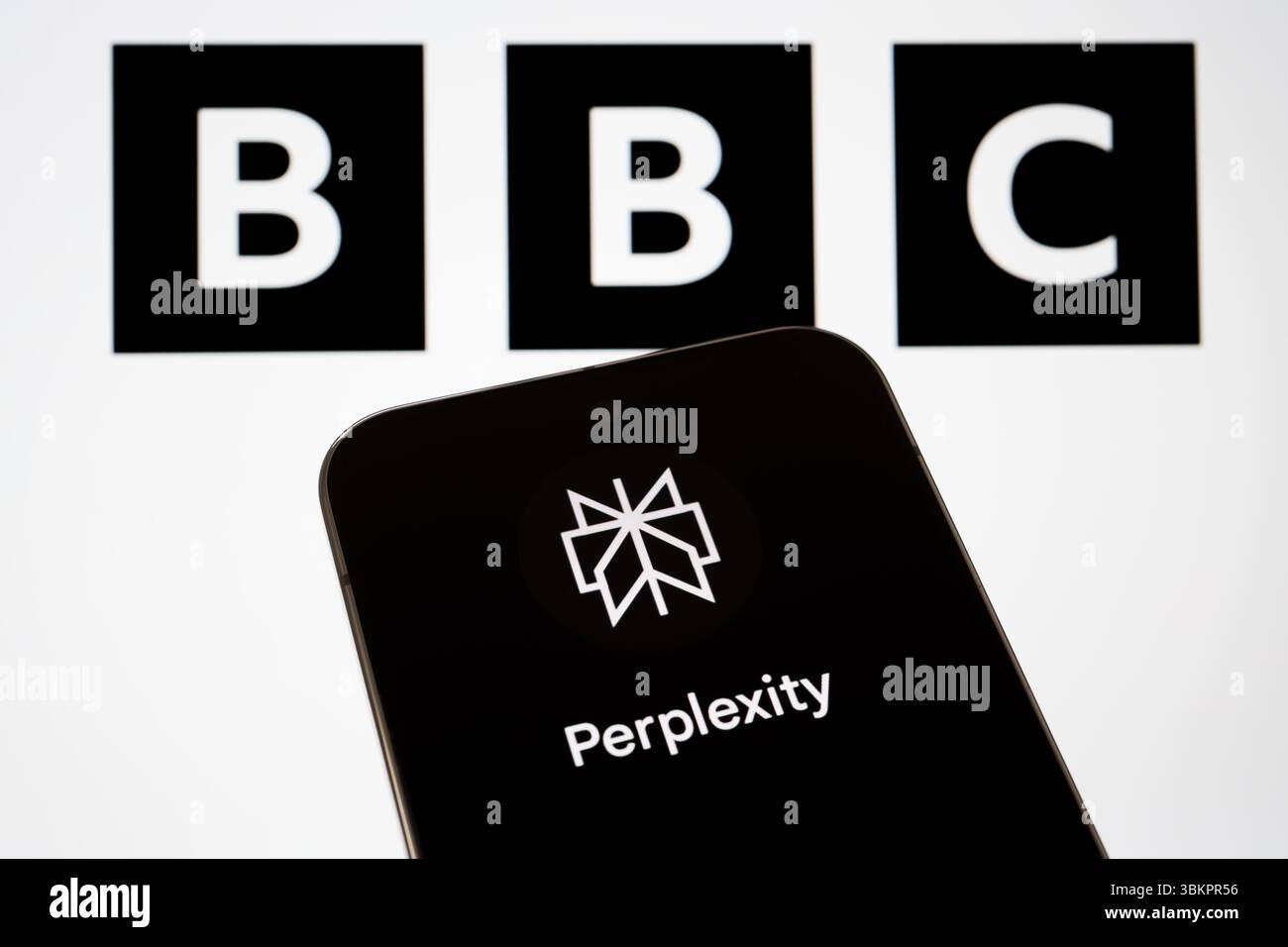 Perplexity AI Mobile App Logo auf Smartphone mit BBC-Logo im Hintergrund, KI-Suchmaschine und Medienkonzept. Stafford, Großbritannien, Juni Stockfoto
