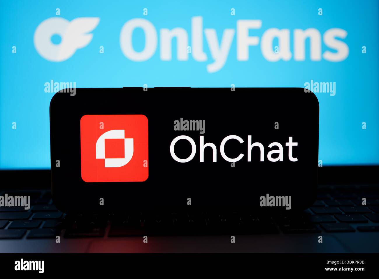 Das Logo der OhChat AI-Plattform wird auf dem Smartphone-Bildschirm mit dem unscharfen OnlyFans-Logo im Hintergrund angezeigt. Stafford, Vereinigtes Königreich, 22. Juni 2025 Stockfoto
