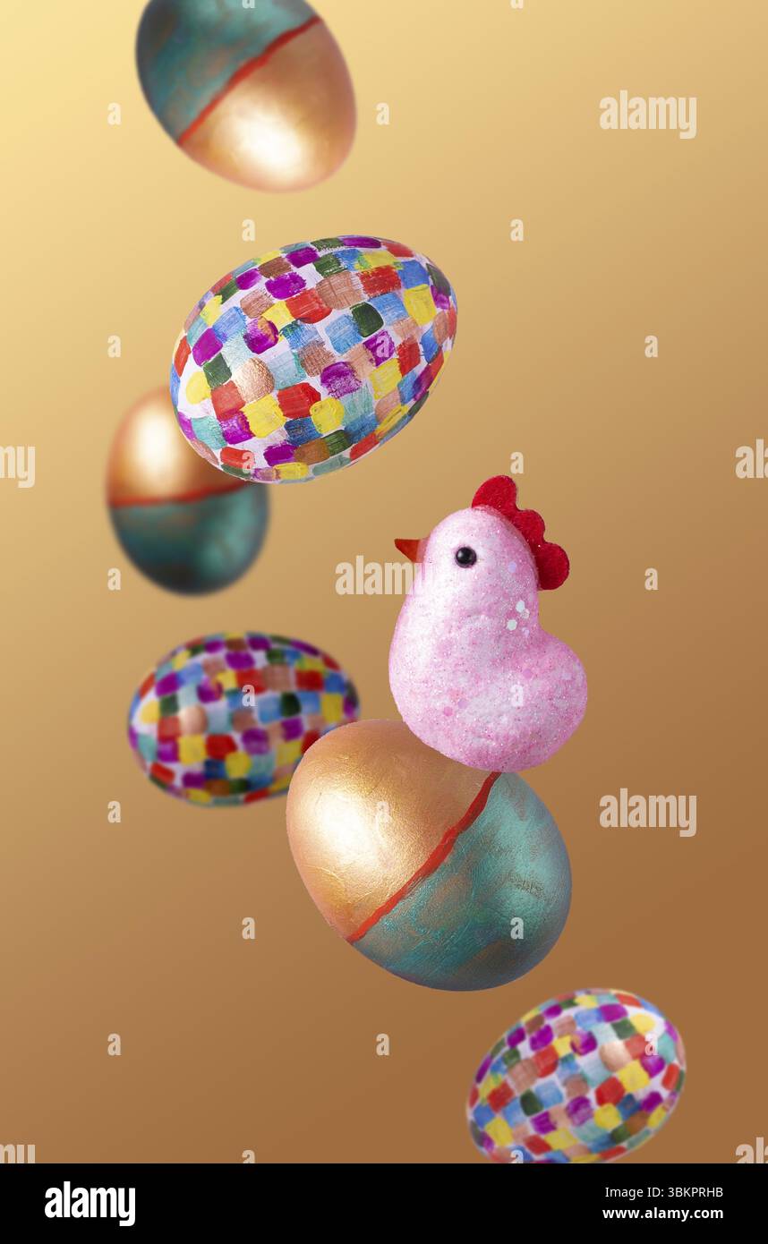 Ostereier, Spielzeug-Huhn auf beigefarbenem Hintergrund, fliegende Nahrung Stockfoto