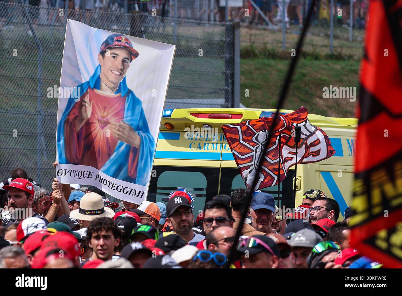 Scarperia, Italien. Juni 2025. Fans feiern während der MotoGP GP9 Gran Premio d'Italia Brembo – Podium auf dem Mugello Circuit. Quelle: SOPA Images Limited/Alamy Live News Stockfoto