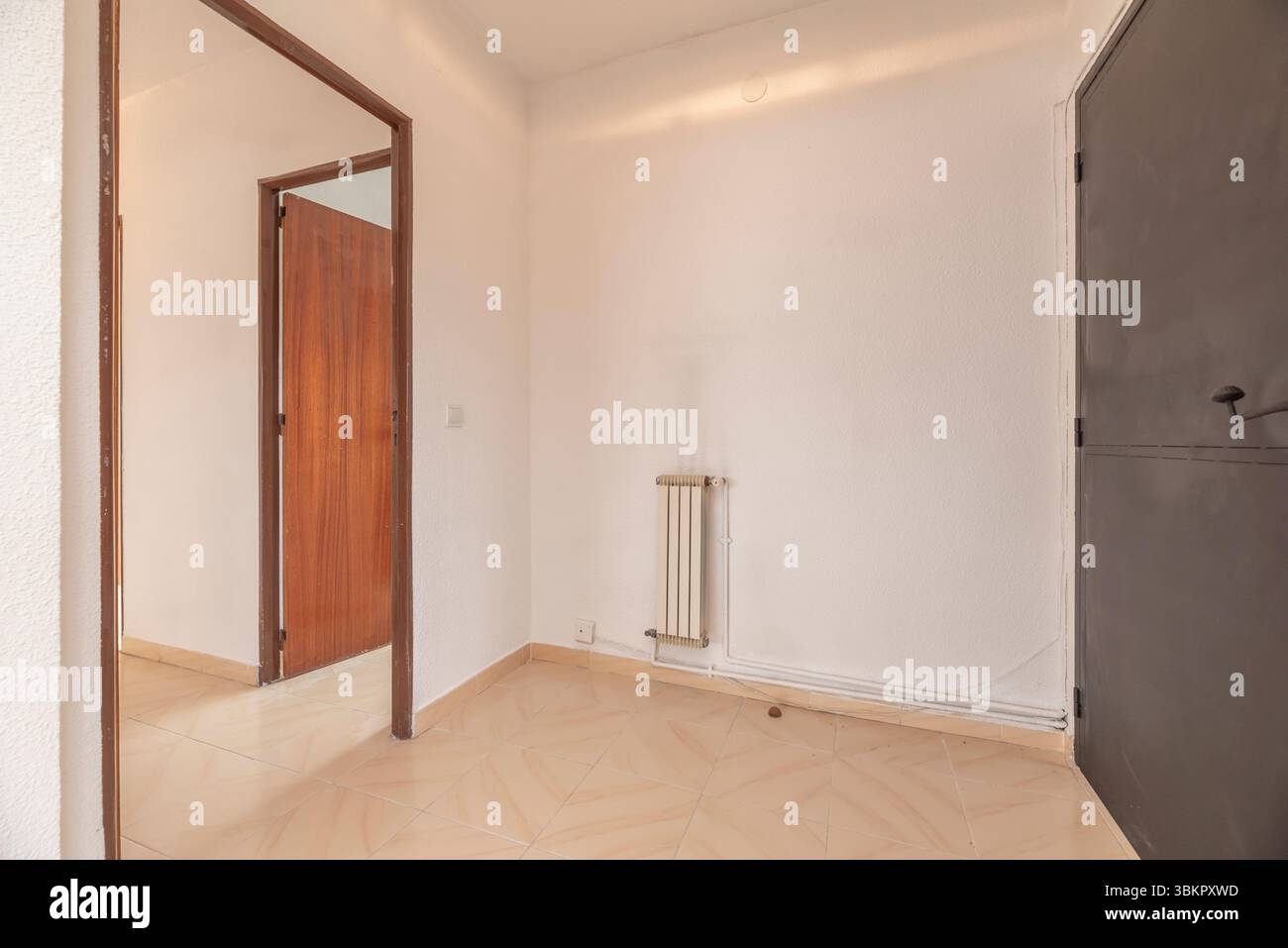 Die Leere dieser Räume ist paradoxerweise ihre größte Tugend. Stockfoto