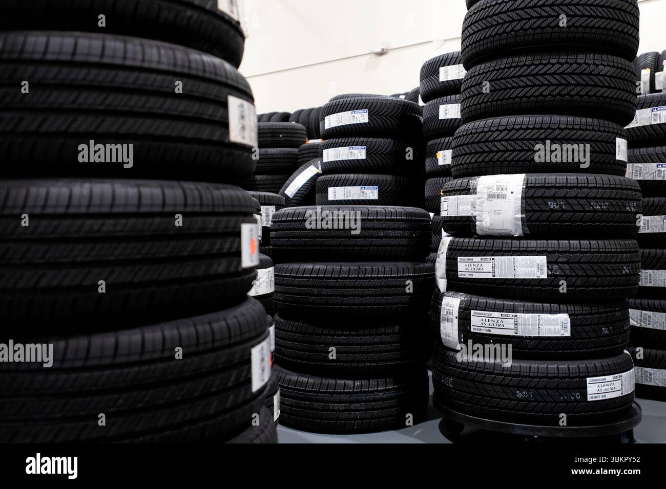 Stapel brandneuer Reifen. Stockfoto