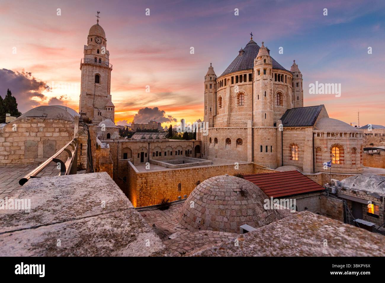 Die Dormition Abbey und ihr Glockenturm bei Sonnenuntergang direkt vor den Mauern der Altstadt von Jerusalem, Israel Stockfoto