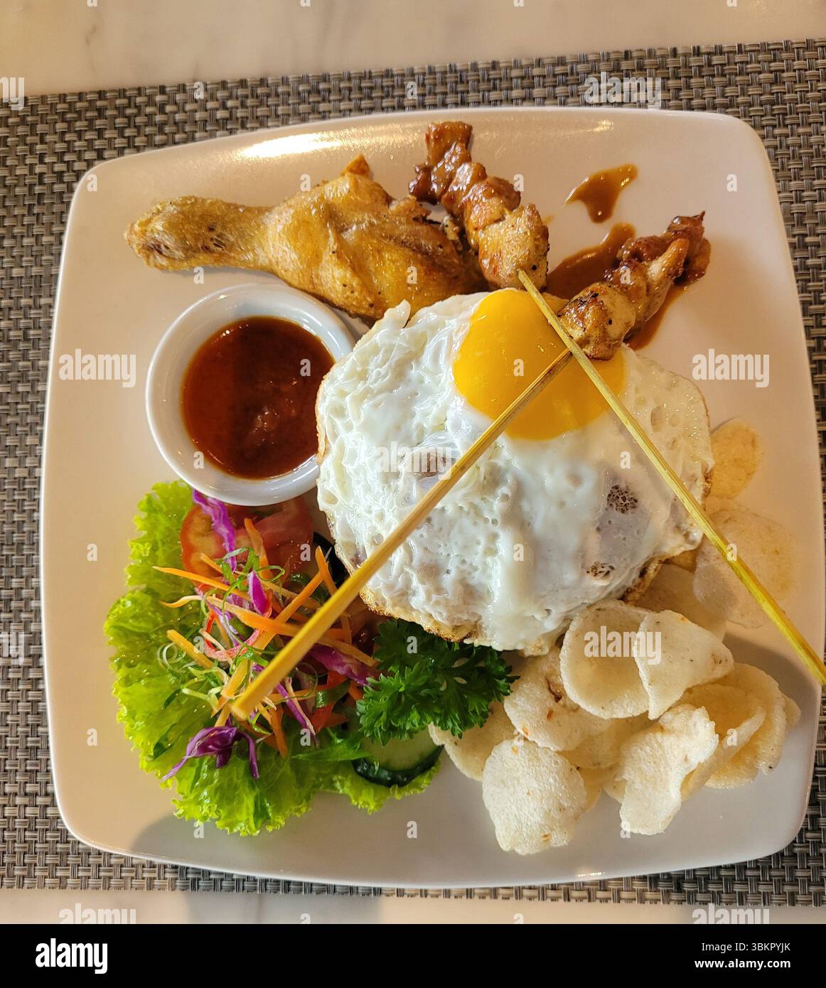 Ein traditionelles indonesisches Gericht von Nasi Goreng auf einem weißen Teller, Bali, Indonesien Stockfoto