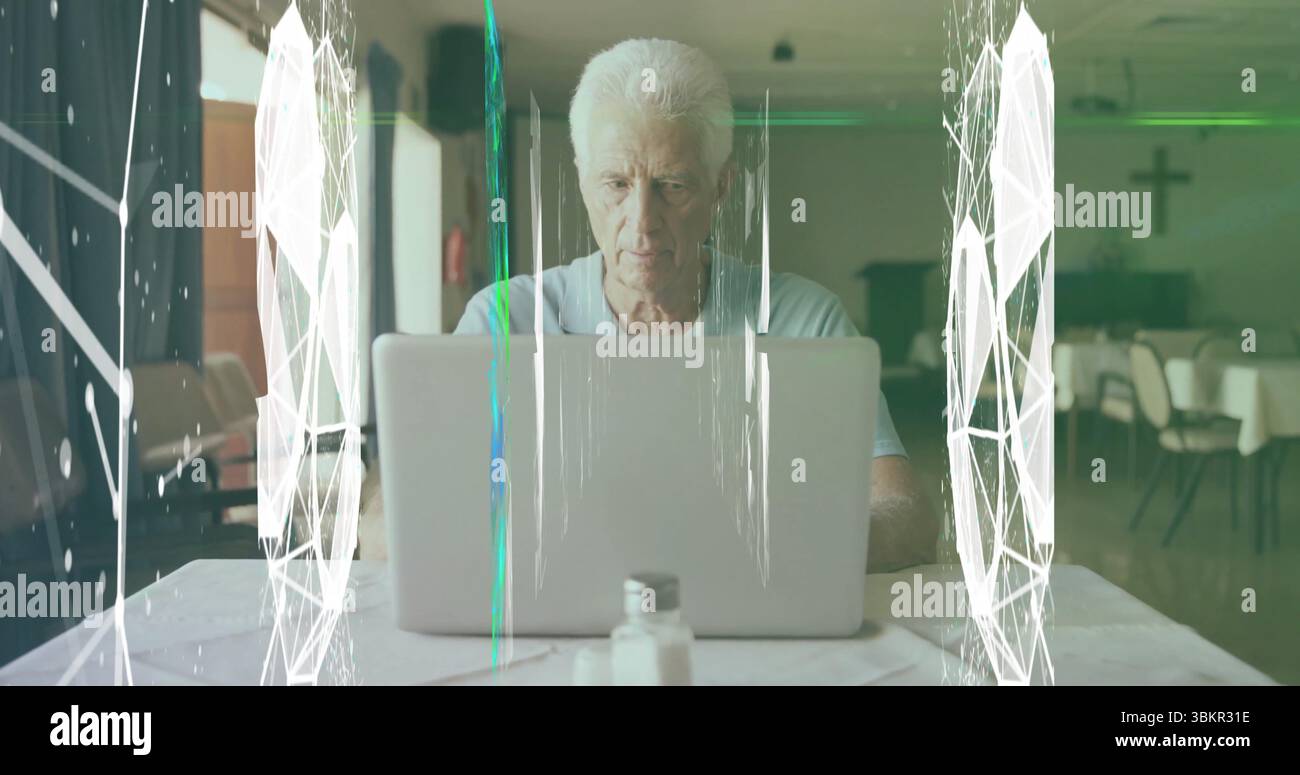 Arbeitender Senior Mann, der sich auf silbernen Laptop am Tisch in der Kirche konzentriert, mit Schüttlern und Overlays Stockfoto