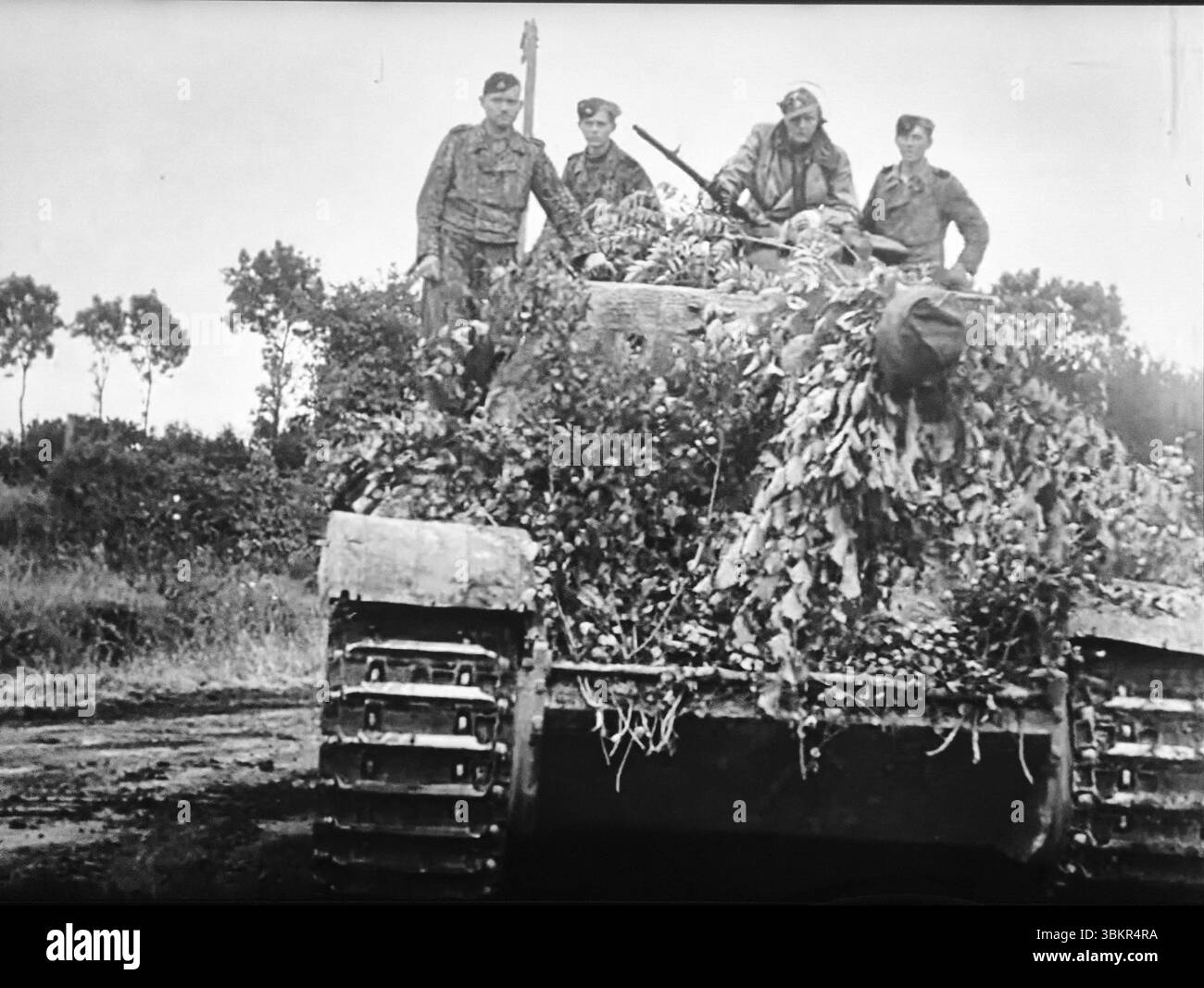 WW2 Screen B&W noch immer ein getarnter Pantherpanzer rückt während des Normandie-Konflikts auf die Alliierten zu. Die Panther-Panzerbesatzung einer SS-Panzerdivision Stockfoto