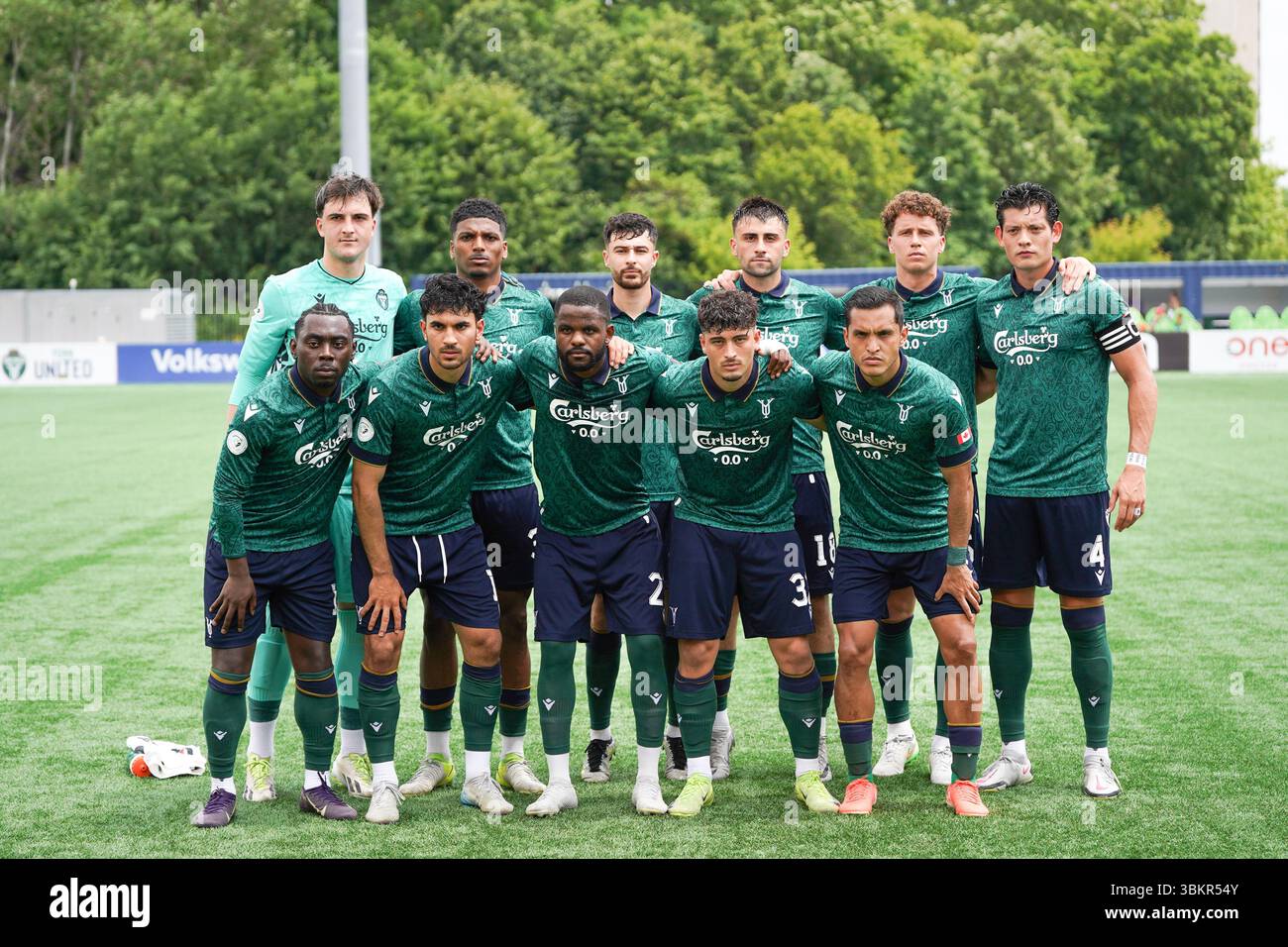 Toronto, Kanada. Juni 2025. Spieler des York United FC posieren vor dem Spiel gegen Atletico Ottawa als Teil der Canadian Premier League im York Lions Stadium. Am 22. Juni 2025 in Toronto, Ontario, Kanada. (Foto: Leonardo Ramirez/Eyepix Group/SIPA USA) Credit: SIPA USA/Alamy Live News Stockfoto