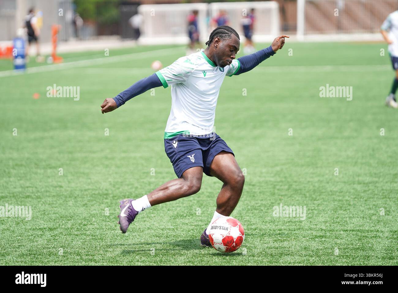 Toronto, Kanada. Juni 2025. Adonijah Reid #10 von York United FC wärmt sich vor dem Spiel gegen Atletico Ottawa als Teil der kanadischen Premier League im York Lions Stadium auf. Am 22. Juni 2025 in Toronto, Ontario, Kanada. (Foto: Leonardo Ramirez/Eyepix Group/SIPA USA) Credit: SIPA USA/Alamy Live News Stockfoto