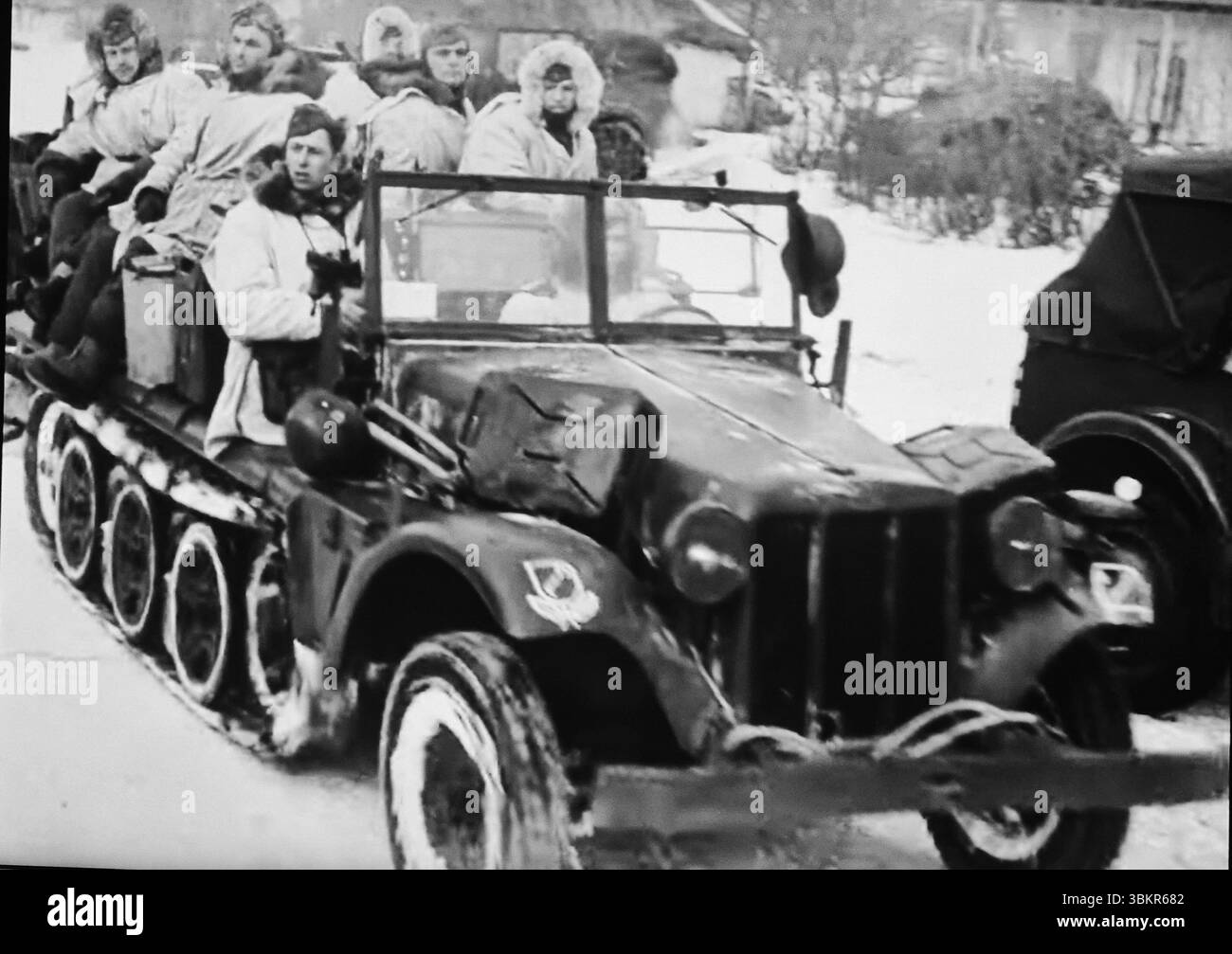WW2 Screen B&W noch deutsche Truppen im Winter Camo reiten auf einer Haltestrecke während des Vormarsches auf Charkow Februar 1943 Stockfoto