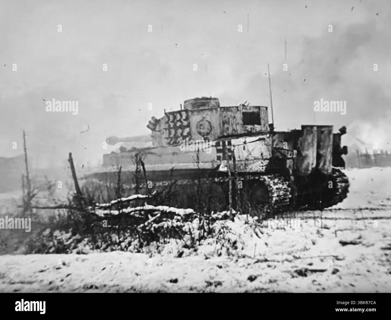 WW2 Screen B&W STILL deutscher Tigerpanzer in Schnee Camo an der Russischen Front 1944 Stockfoto