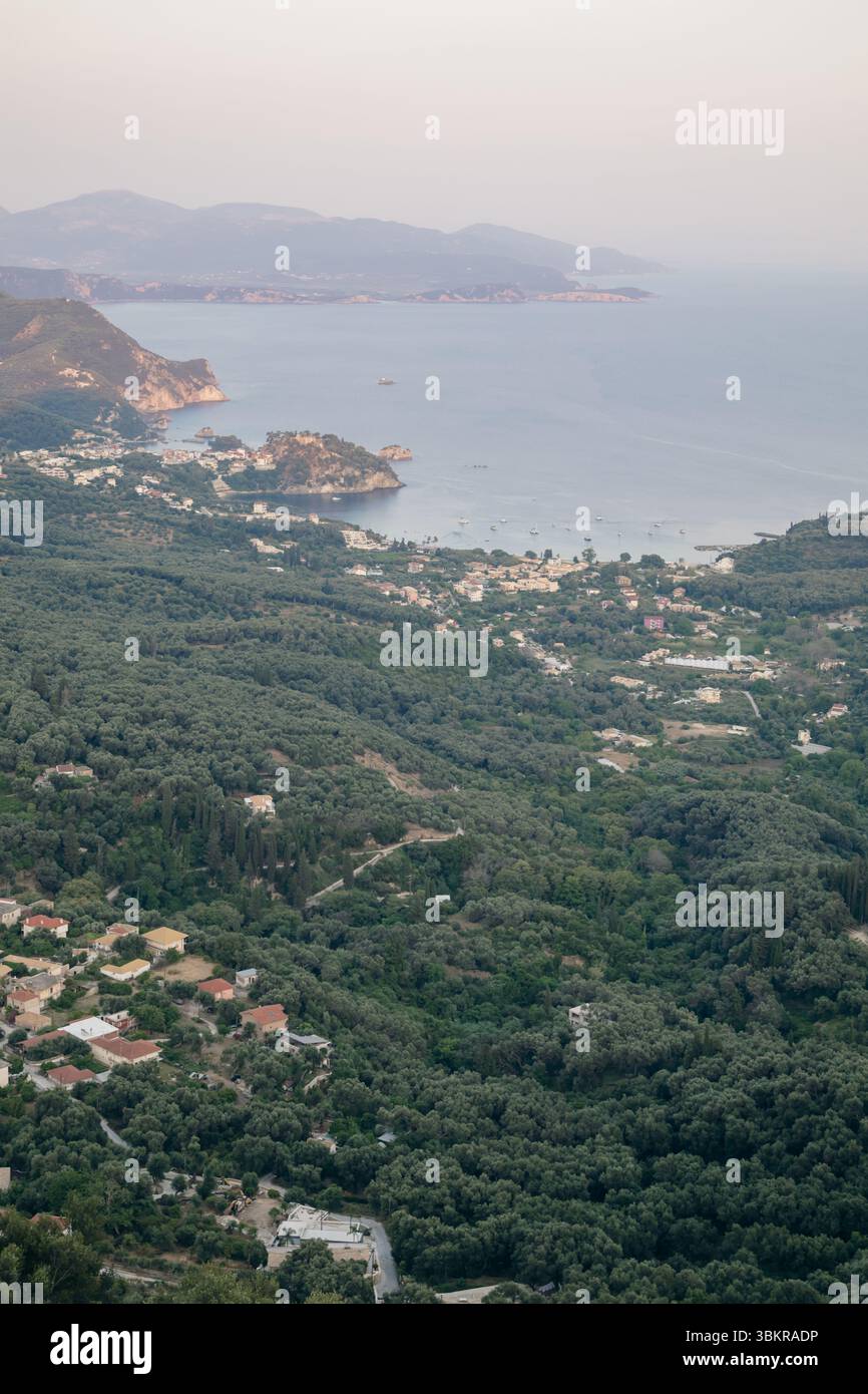 Hochwinkelblick auf Coastal Village und üppige grüne Landschaft Stockfoto