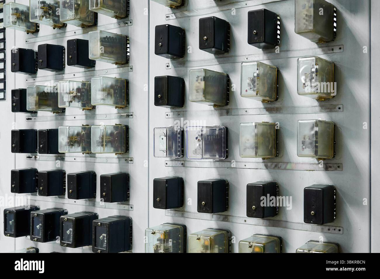 Wand aus klassischen elektrischen Bauteilen, die in einer industriellen Umgebung für Bildungszwecke ausgestellt werden Stockfoto