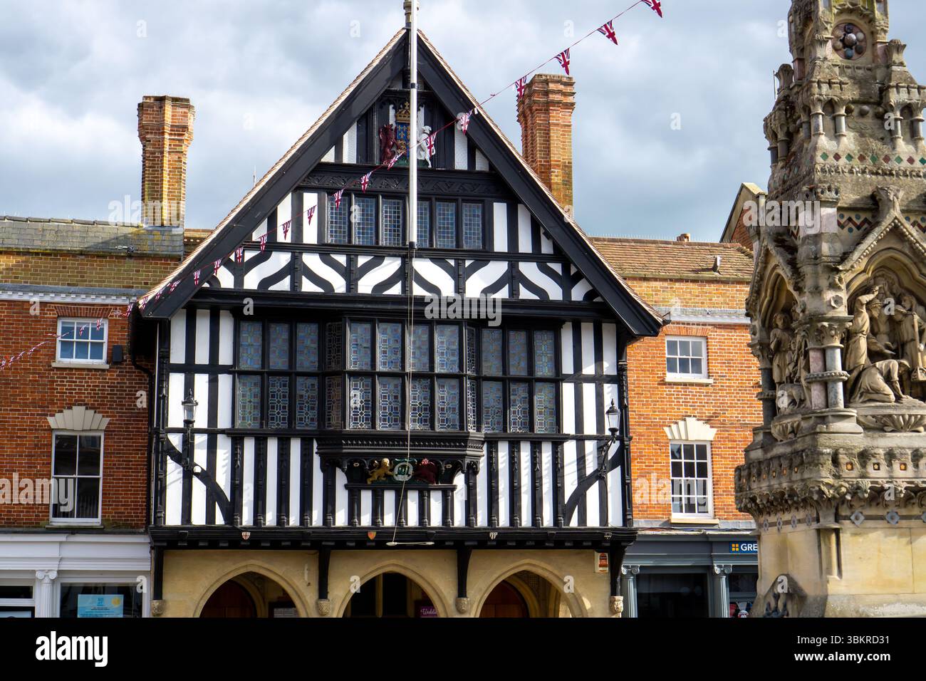 Ein Blick auf das historische Rathaus in Saffron Walden, England, mit seiner unverwechselbaren Architektur und seinem historischen Charme Stockfoto