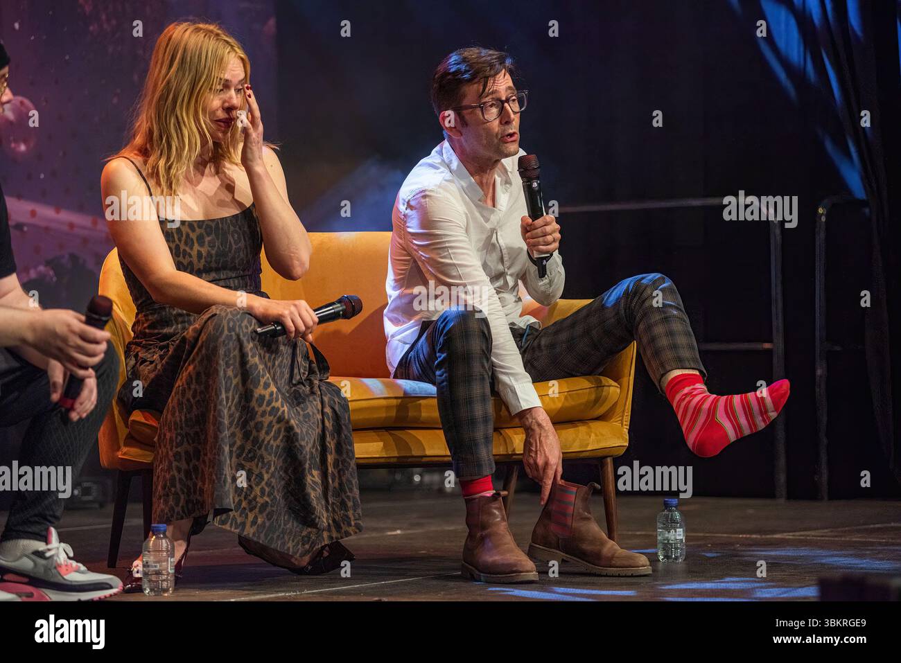 David Tennant zeigt seine Socken einem gleichgesinnten Fan während der Heroes Dutch Comic Con. Heroes Dutch Comic Con. Jetzt im 11. Jahr. Die Schauspieler David Tennant und Billie Piper waren heute anwesend und werden morgen auf der Hauptbühne sein. Der schottische Schauspieler David Tennant ist bekannt für seine Rolle als zehnter Arzt in Doctor Who. David Tennant spielte in mehr als 60 Episoden in der Serie und erhielt mehrere Auszeichnungen für seine Rolle, darunter einen BAFTA für den besten Schauspieler. Billie Piper ist eine berühmte britische Schauspielerin und vor allem bekannt für ihre Rolle als Rose Tayler in der Science-Fiction-Dokumentation Stockfoto