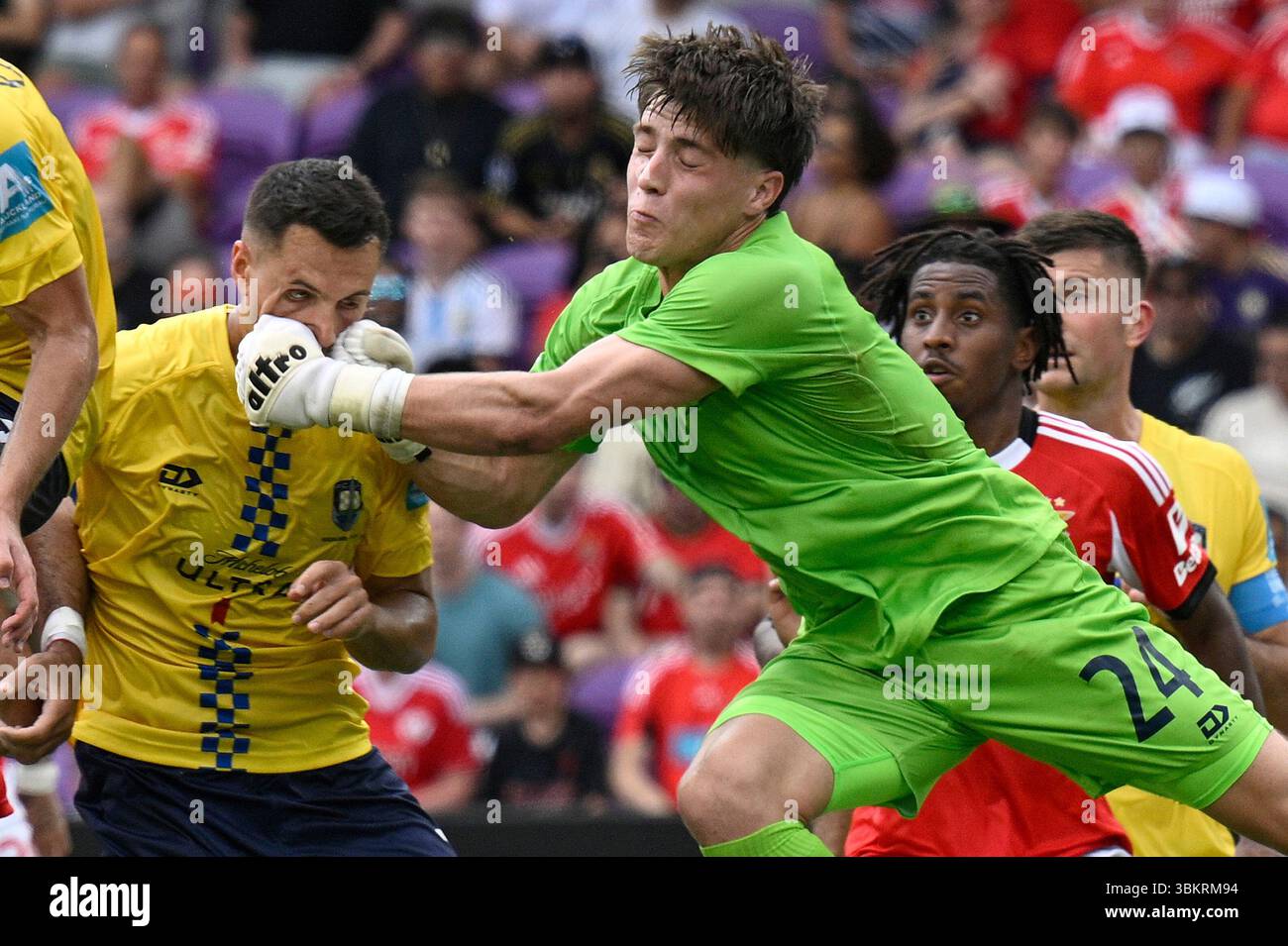 Auckland City goalkeeper Nathan Kyle Garrow (24) collides with Adam Mitchell, left, while competing for the ball during a Club World Cup Group C soccer match against Benfica, Saturday, June 21, 2025 in Orlando, Fla. (AP Photo/Phelan M. Ebenhack) Stockfoto