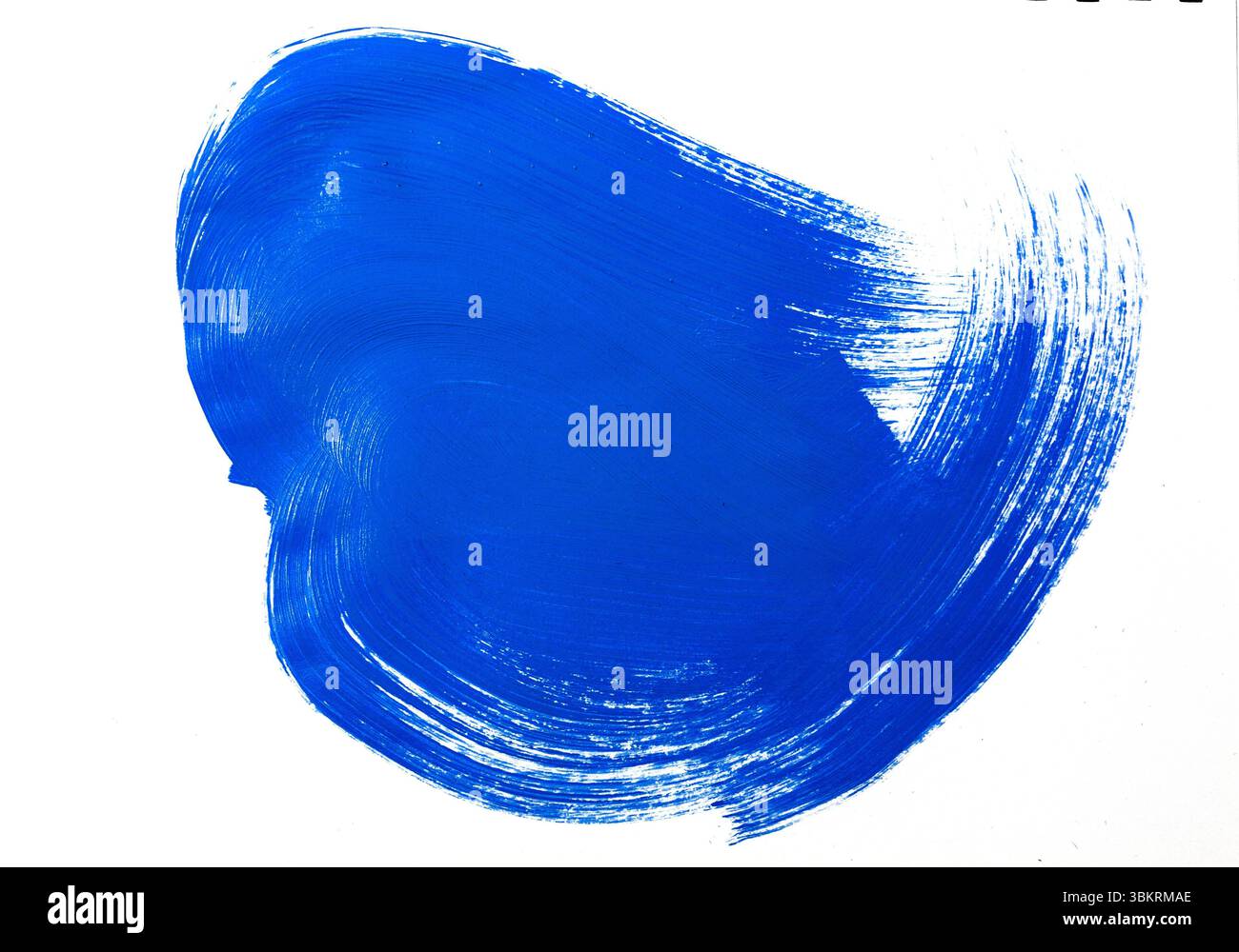 Gekrümmter kobaltblauer Pinselstrich, der in flacher Illustration über weiße Leinwand schwingt, Kopierraum Stockfoto