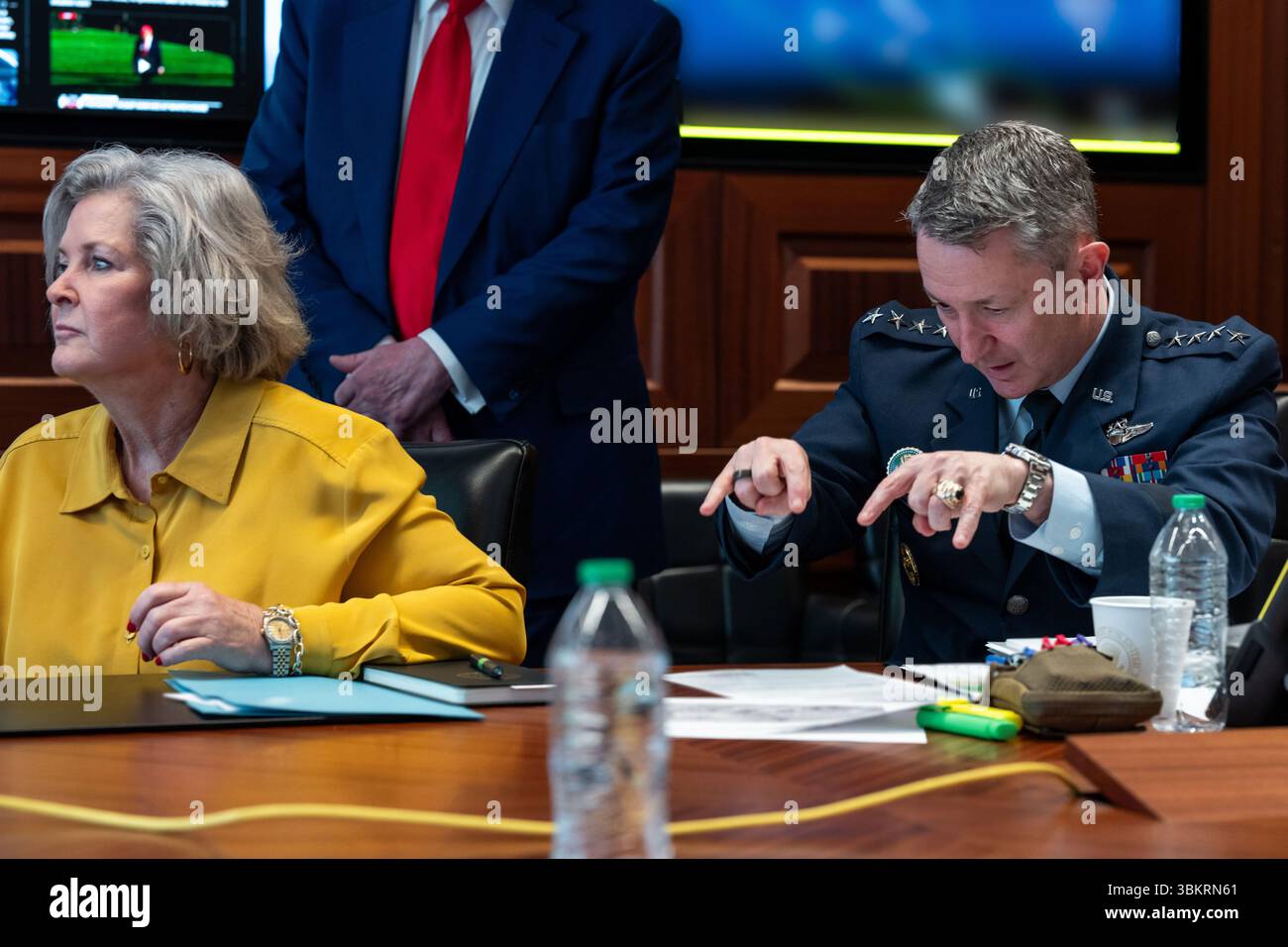 Stabschef Susie Wiles, Präsident Donald Trump und der Vorsitzende der Joints Chiefs General Dan Caine folgen den US-Luftangriffen auf iranische Atomziele aus dem Lageraum des Weißen Hauses während der Operation Midnight Hammer am 21. Juni 2025. (USA) Stockfoto