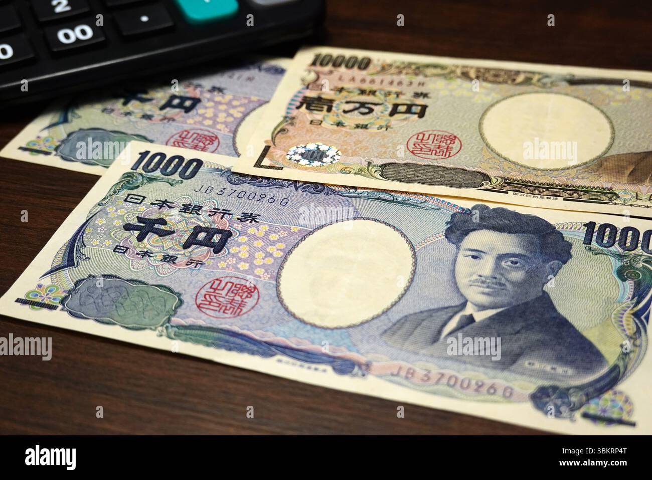 China. Juni 2025. In dieser Fotoabbildung sind japanische 10.000-Yen- und 1.000-Yen-Banknoten zu sehen, wobei ein schwarzer Taschenrechner teilweise im Hintergrund sichtbar ist. (Foto: Sheldon Cooper/SOPA Images/SIPA USA) *** ausschließlich für redaktionelle Nachrichten *** Credit: SIPA USA/Alamy Live News Stockfoto