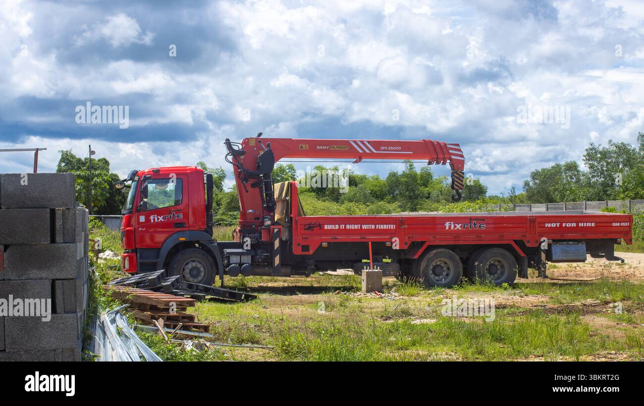 Ein Auto mit Fixrate-Manipulatorarm, LKW-Kran Stockfoto
