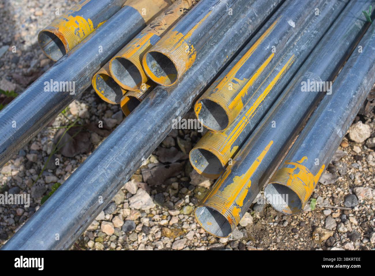 Verzinkte Stahlrohre für Bau- oder Installationsarbeiten, für Gerüste oder provisorische Konstruktionen Stockfoto