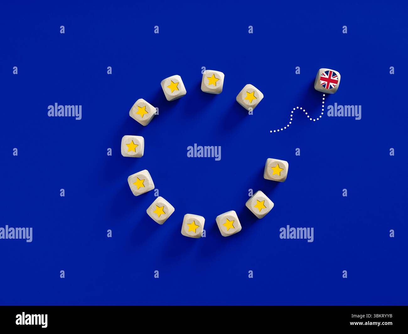 Holzwürfel mit EU-Flagge und Sternen symbolisieren die Komplexität des Brexit und die anhaltende Trennung von der EU Stockfoto