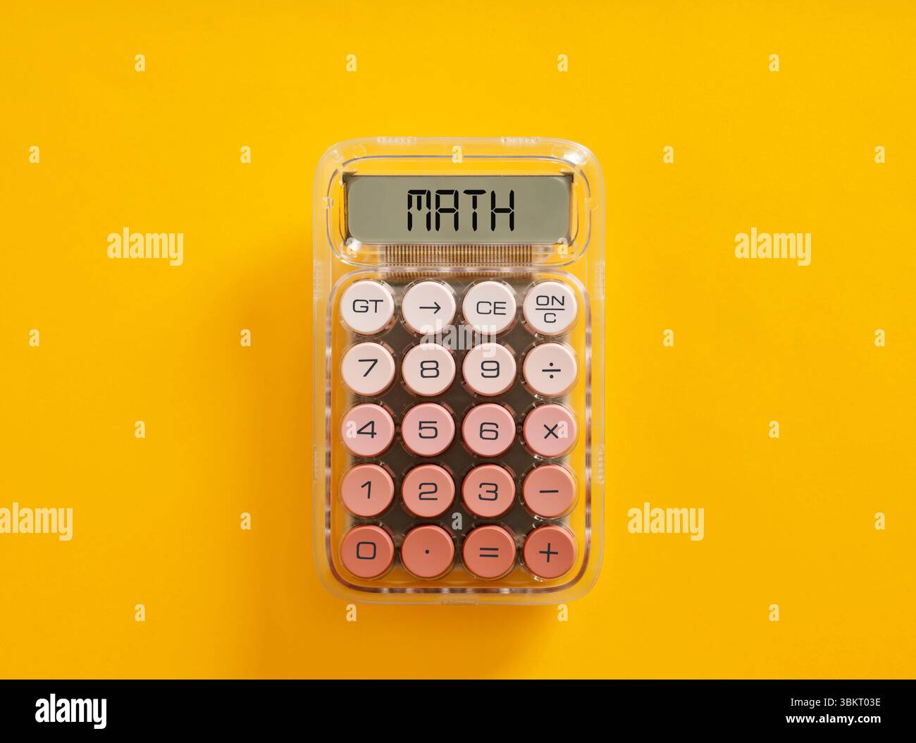 Der Rechner, der das Wort Mathematik auf seinem Display anzeigt, liegt auf einem gelben Hintergrund. Mathematische Berechnungen und Bildungskonzept. Stockfoto