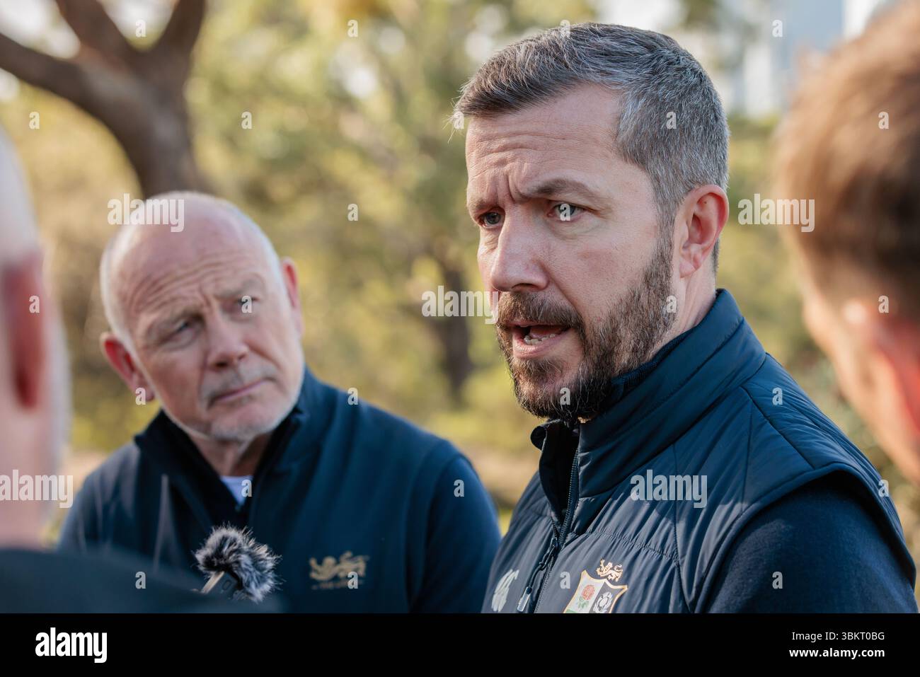 Perth, Australien. 23. Juni 2025. Ben Calveley, CEO der British & Irish Lions, spricht während einer Pressekonferenz als Ieuan Evans, Vorsitzender der British & Irish Lions Looks On im Kings Park in Perth am Montag, 23. Juni 2025. (AAP Image/Richard Wainwright) KEIN ARCHIVIERUNGSGUTHABEN: Australian Associated Press/Alamy Live News Stockfoto