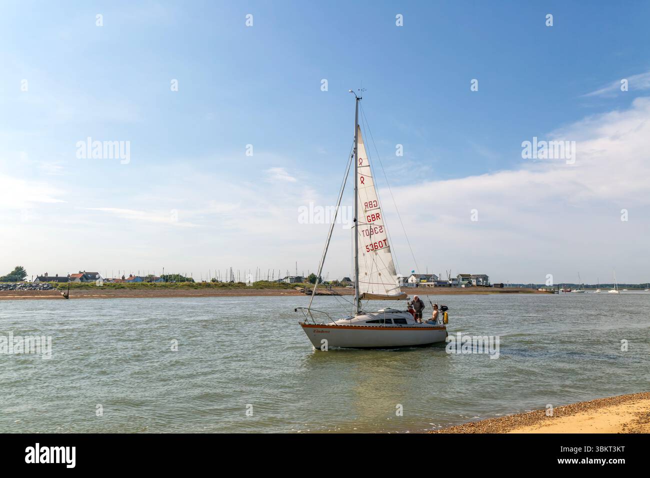 Segelyacht an der Mündung des Flusses Deben, Bawdsey Quay, Suffolk, England, Großbritannien Stockfoto