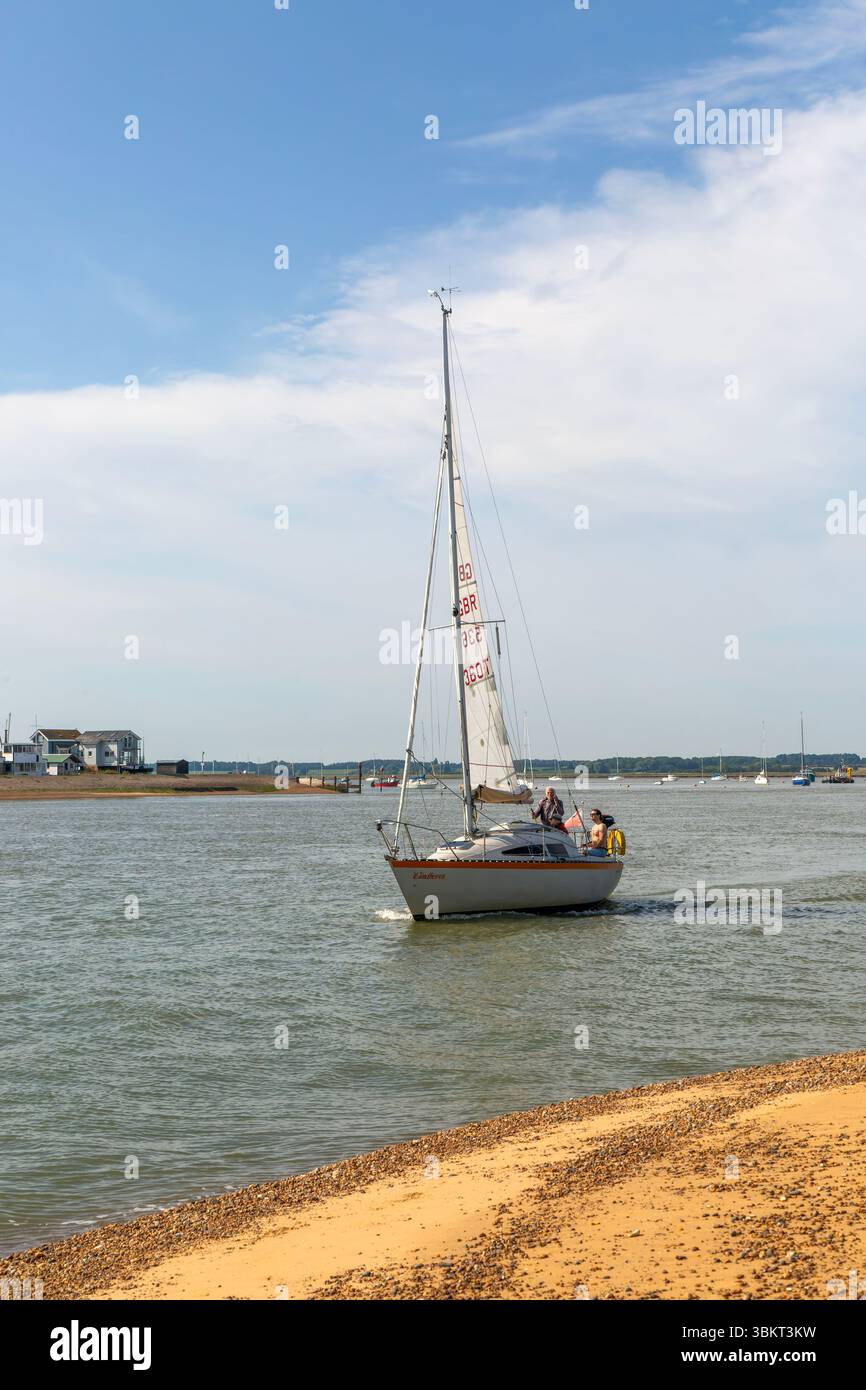 Segelyacht an der Mündung des Flusses Deben, Bawdsey Quay, Suffolk, England, Großbritannien Stockfoto