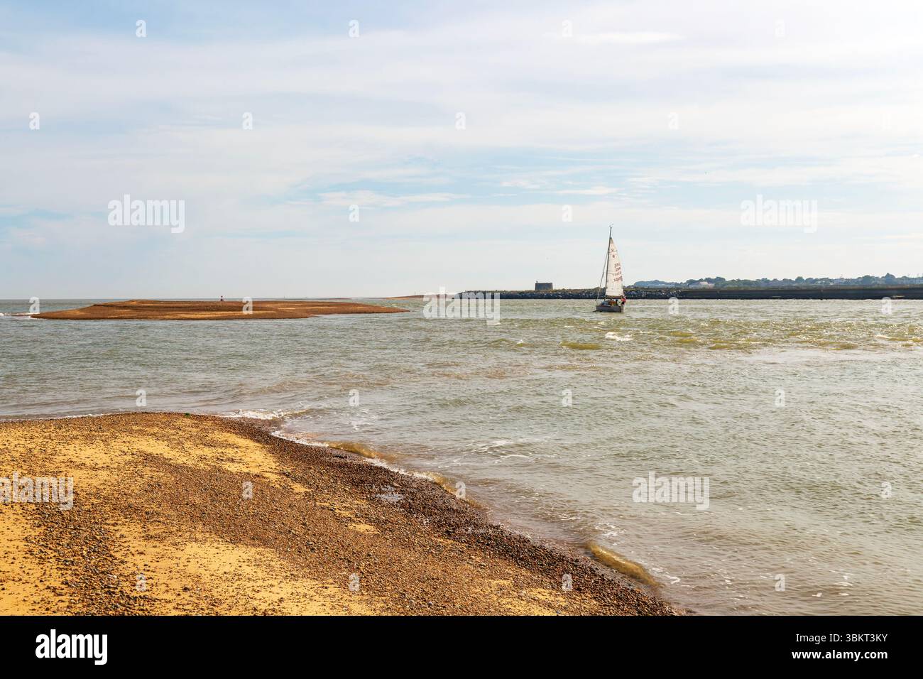 Segelyacht an der Mündung des Flusses Deben, Bawdsey Quay, Suffolk, England, Großbritannien Stockfoto