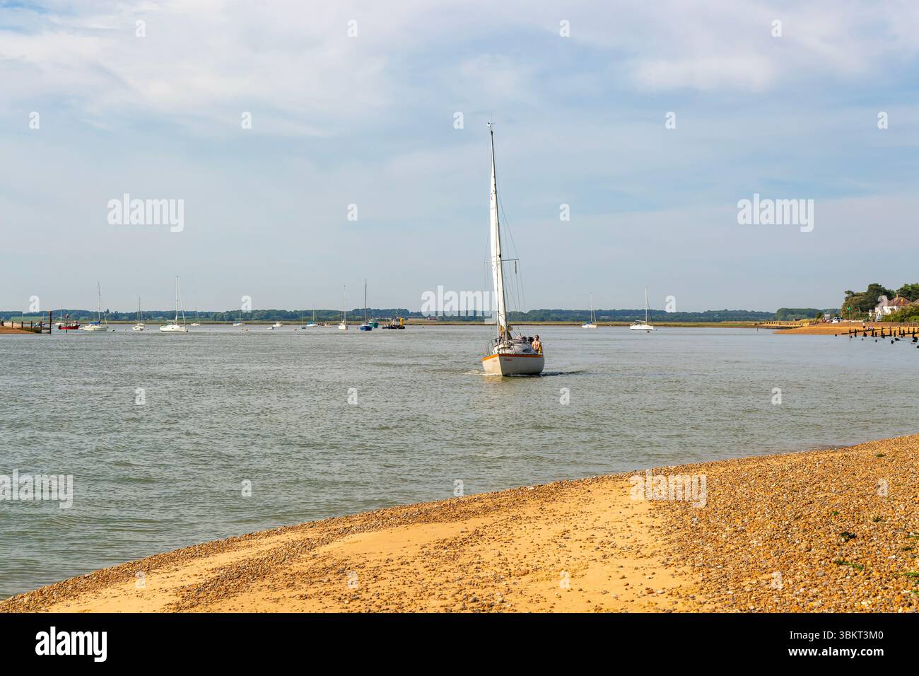 Segelyacht an der Mündung des Flusses Deben, Bawdsey Quay, Suffolk, England, Großbritannien Stockfoto