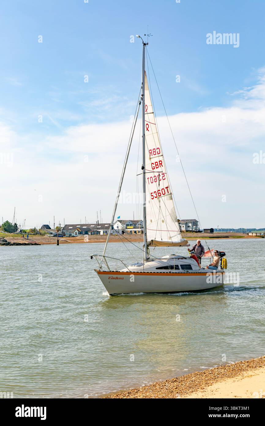 Segelyacht an der Mündung des Flusses Deben, Bawdsey Quay, Suffolk, England, Großbritannien Stockfoto