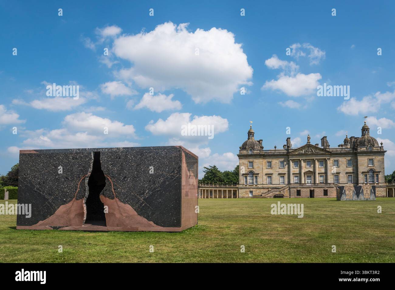 Innenraum: Für Cheops. Assuan Granit. 2021. Stephen Cox, Mythos in Houghton Hall, Norfolk. Stockfoto