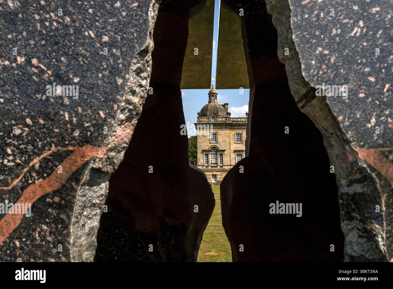 Stephen Cox, Mythos in Houghton Hall. Die Halle durch den Innenraum gesehen: Für Cheops. Stockfoto