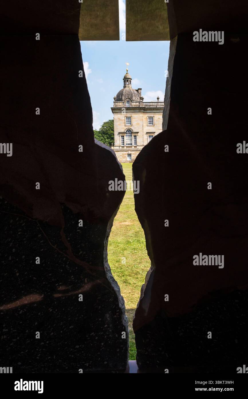 Stephen Cox, Mythos in Houghton Hall. Die Halle durch den Innenraum gesehen: Für Cheops. Stockfoto