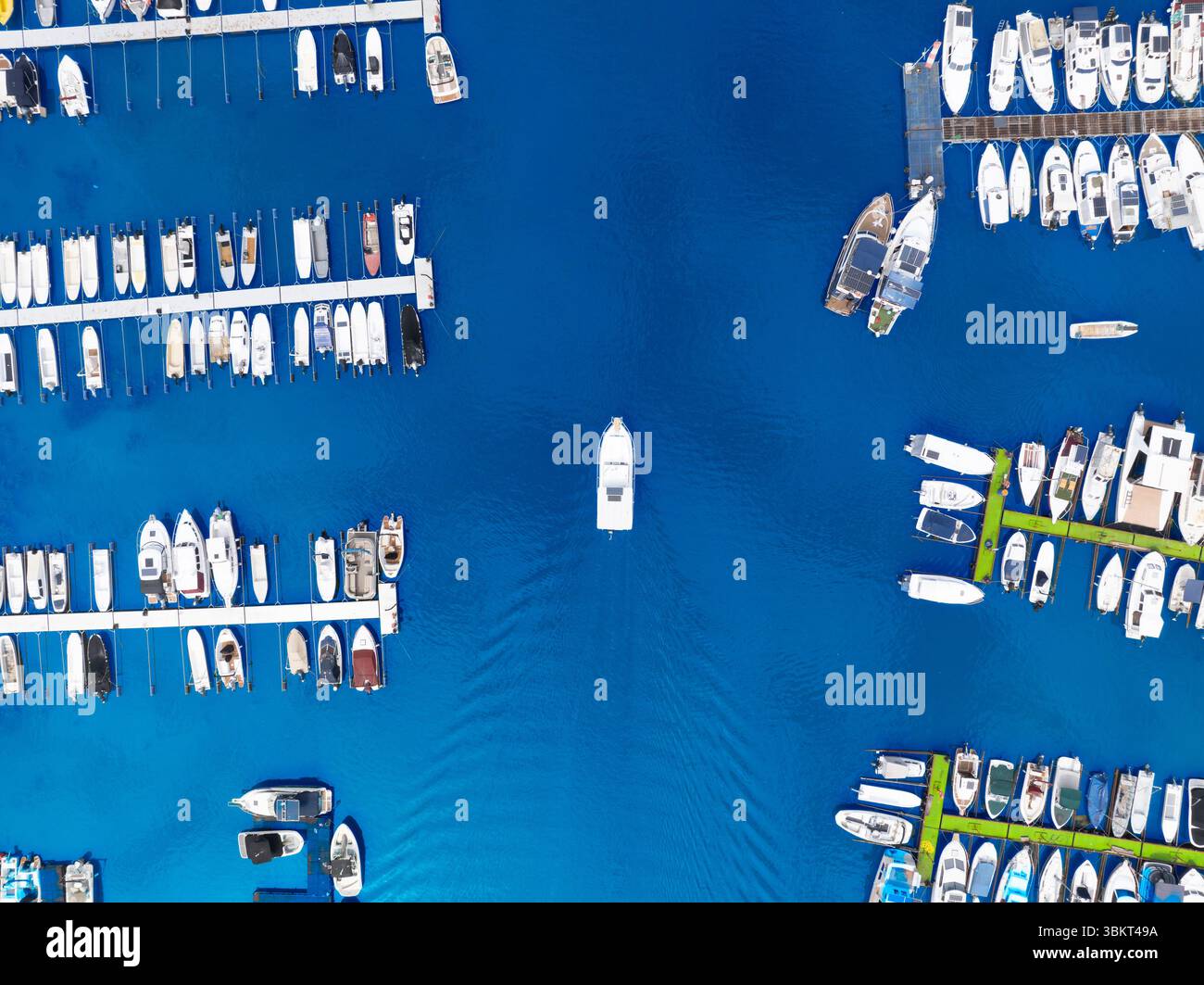 Luftbild eines Bootes, das in einen wunderschönen Hafen segelt. Stockfoto