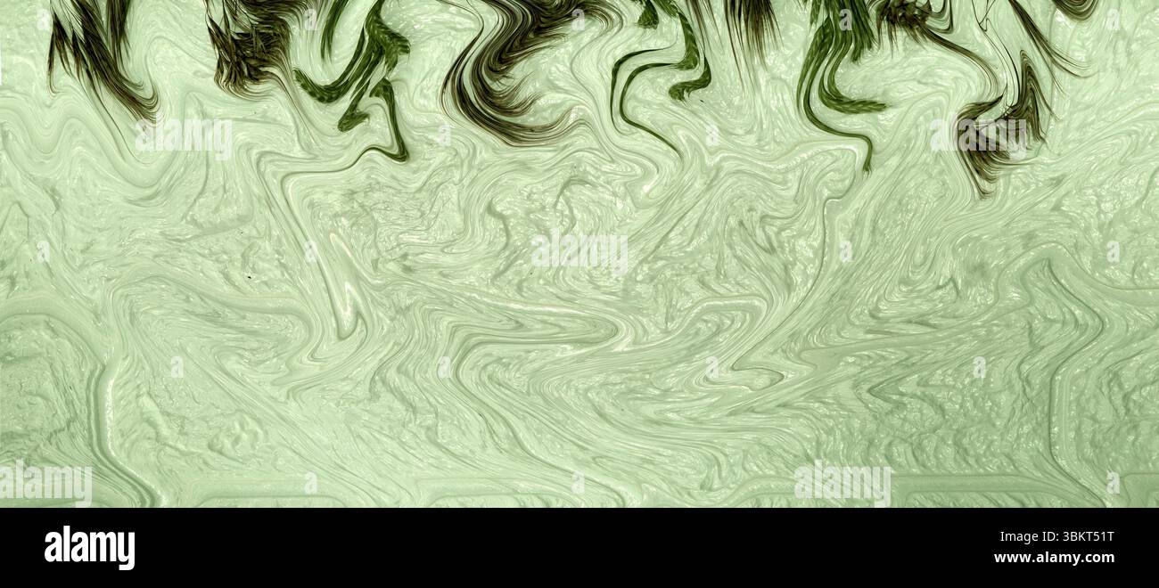 Digitale abstrakte Kunst mit sanften grünen Wirbeln und verzerrter Grasstruktur. Ideal für modernes Design, Hintergründe oder künstlerische Konzepte. Stockfoto