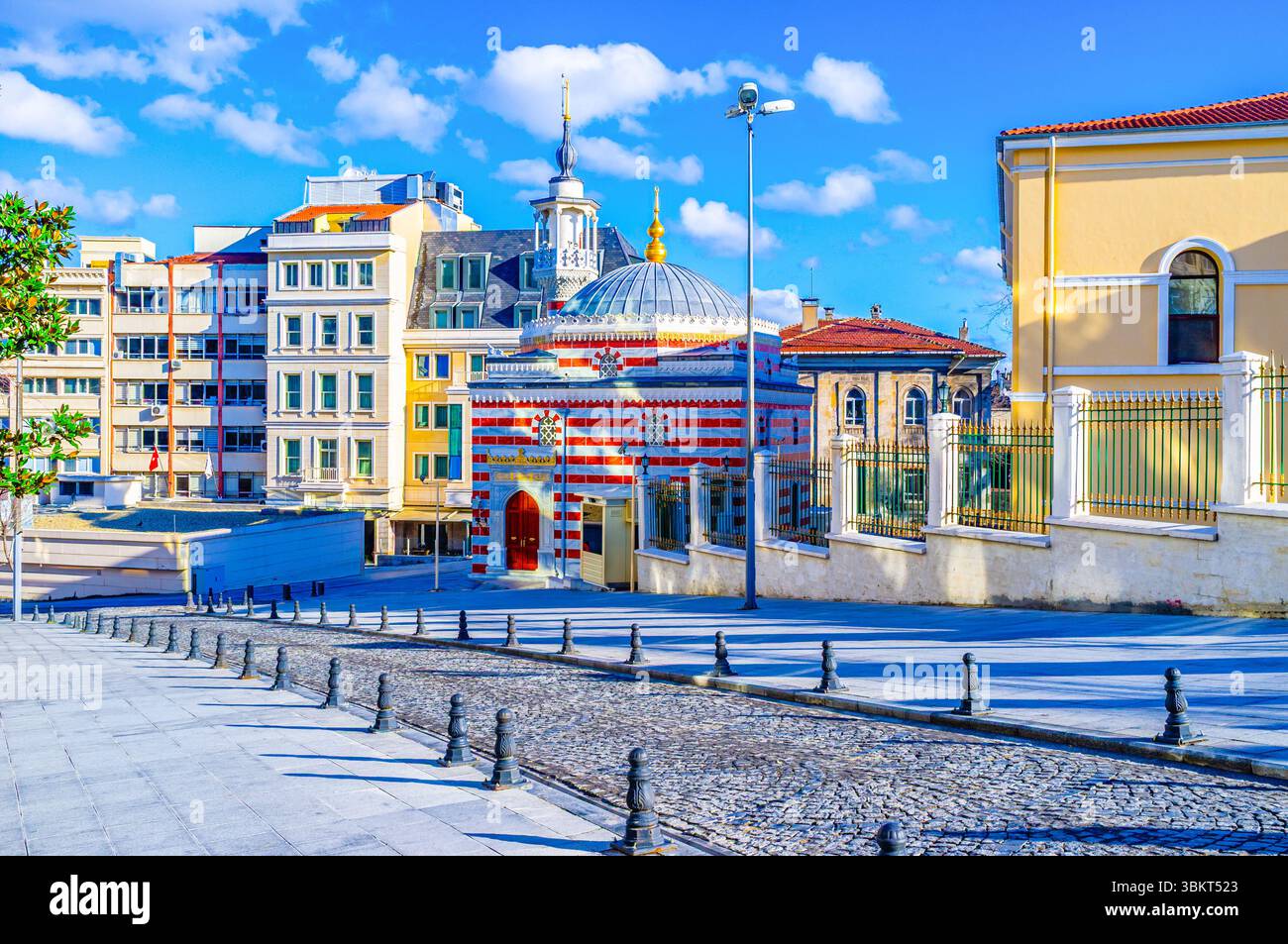 Das farbenfrohe Nallı Masjid gehört zum Herrenhaus des Gouverneurs im Stadtteil Fatih in Istanbul, Türkei Stockfoto