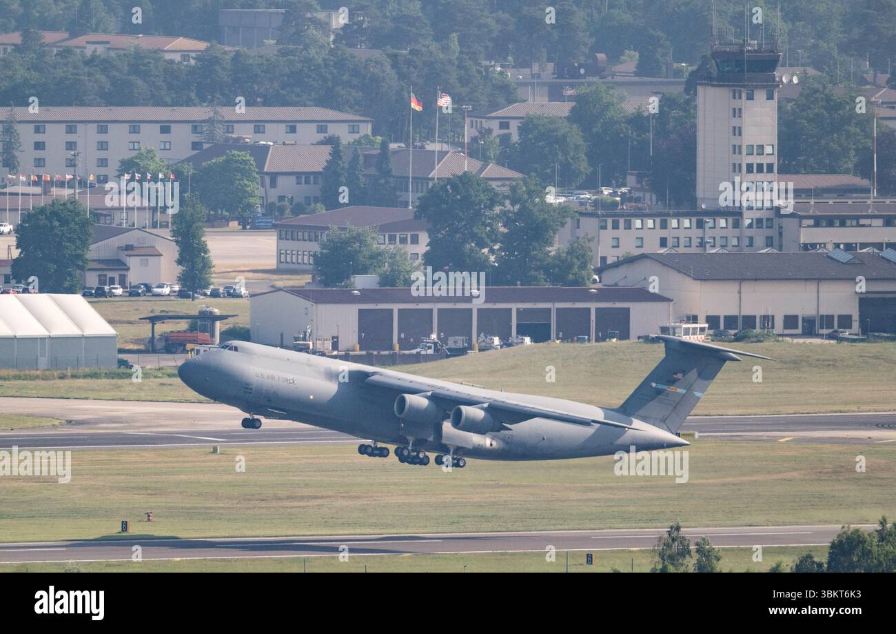 Landstuhl, Deutschland. Juni 2025. Ein Transportflugzeug der US Air Force C5 Galaxy startet vom Luftwaffenstützpunkt Ramstein. Quelle: Boris Roessler/dpa/Alamy Live News Stockfoto