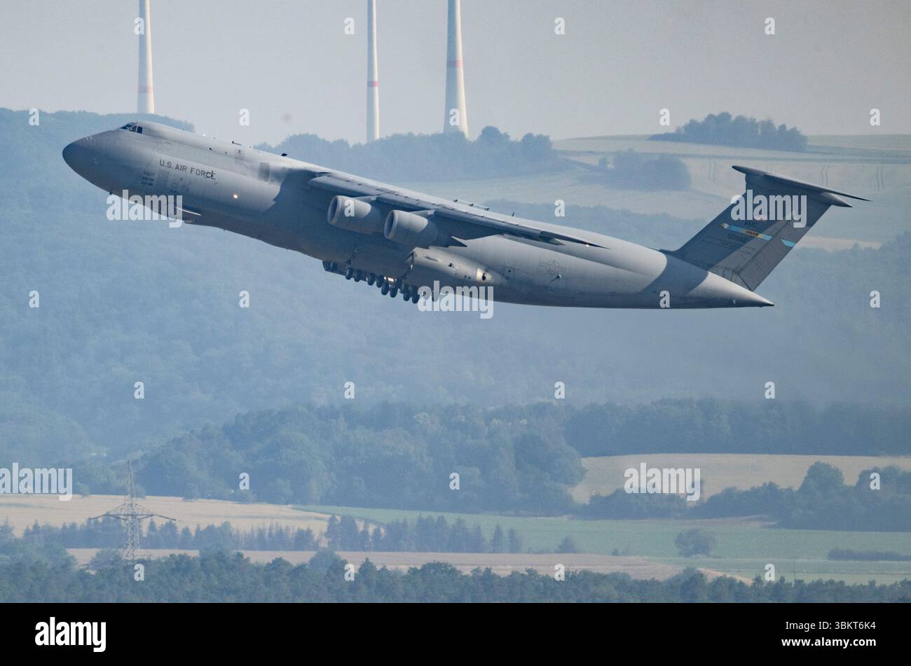 Landstuhl, Deutschland. Juni 2025. Ein Transportflugzeug der US Air Force C5 Galaxy startet vom Luftwaffenstützpunkt Ramstein. Quelle: Boris Roessler/dpa/Alamy Live News Stockfoto