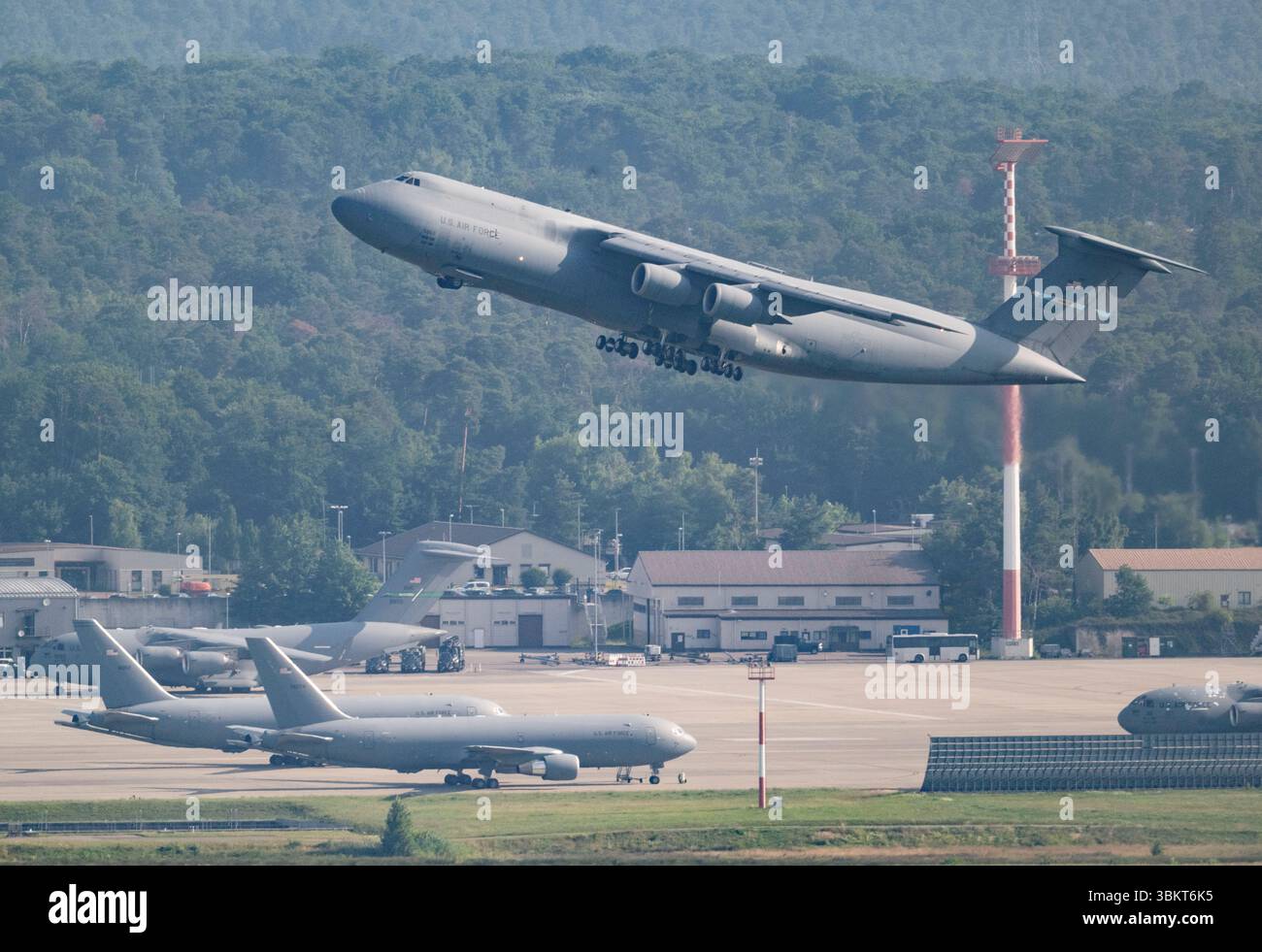 Landstuhl, Deutschland. Juni 2025. Ein Transportflugzeug der US Air Force C5 Galaxy startet vom Luftwaffenstützpunkt Ramstein. Quelle: Boris Roessler/dpa/Alamy Live News Stockfoto