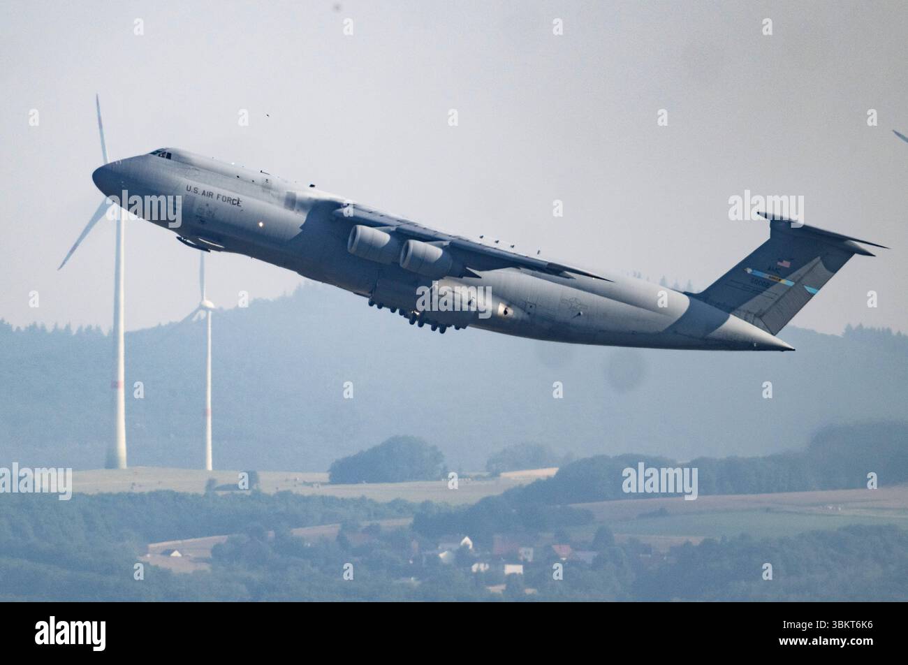 Landstuhl, Deutschland. Juni 2025. Ein Transportflugzeug der US Air Force C5 Galaxy startet vom Luftwaffenstützpunkt Ramstein. Quelle: Boris Roessler/dpa/Alamy Live News Stockfoto