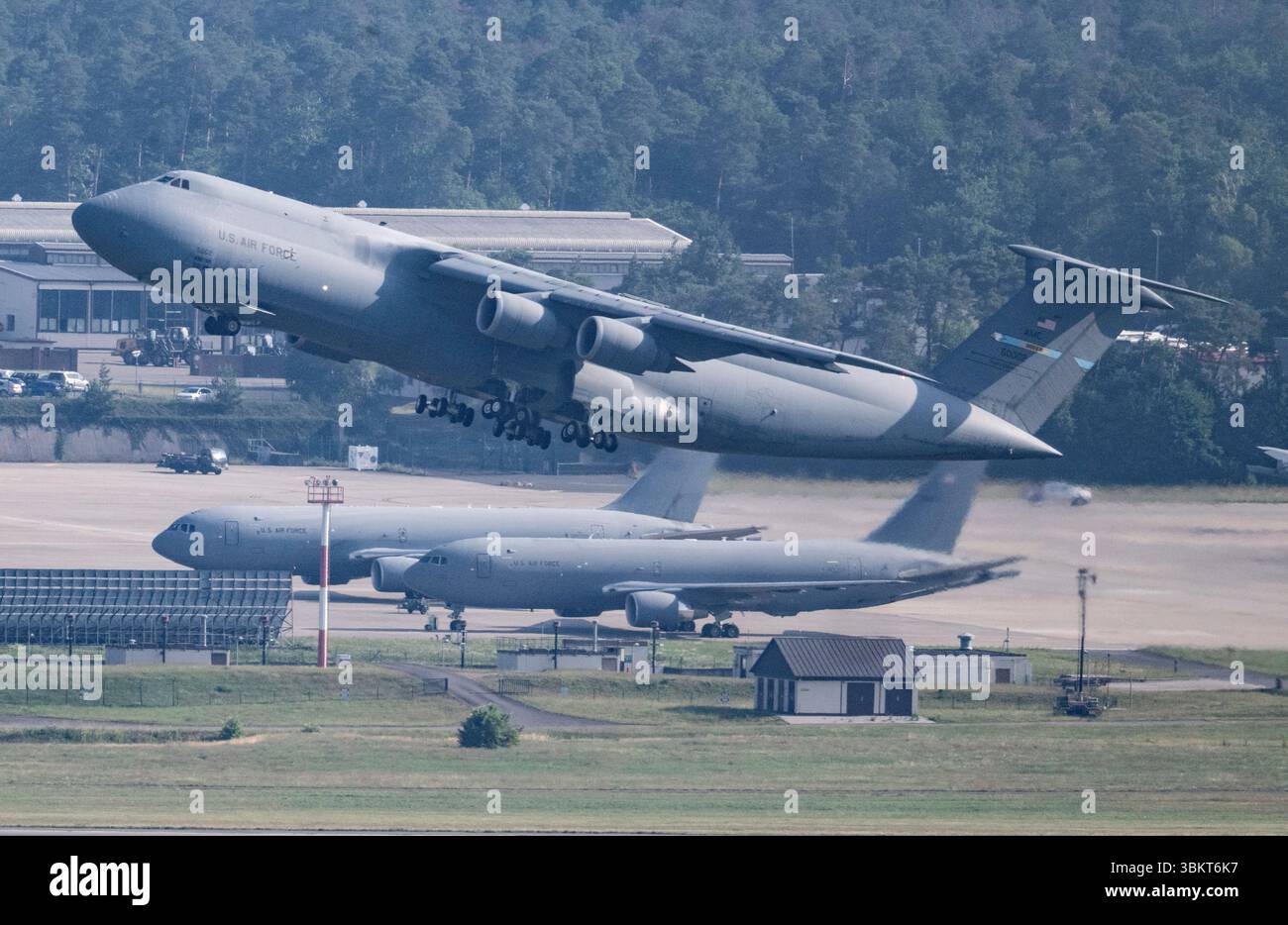 Landstuhl, Deutschland. Juni 2025. Ein Transportflugzeug der US Air Force C5 Galaxy startet vom Luftwaffenstützpunkt Ramstein. Quelle: Boris Roessler/dpa/Alamy Live News Stockfoto