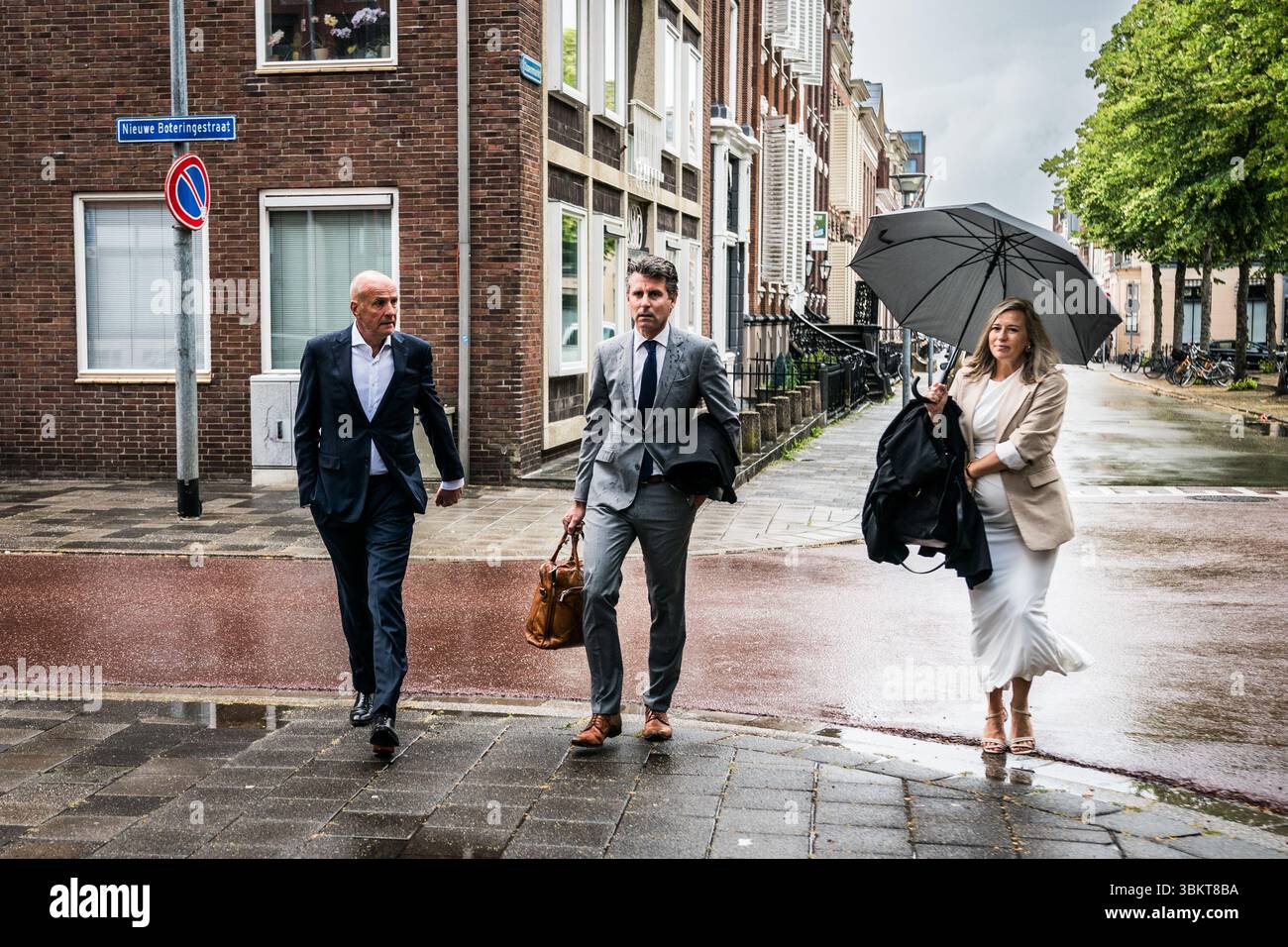 GRONINGEN - Frits van Eerd und die Anwälte Robbert Jonk und Carlijn Nieuwenhuis kommen zum Bezirksgericht Groningen, um seine Verhandlung in der Sache zu verhandeln. Der ehemalige Top Executive von Jumbo wird der Geldwäsche, Korruption und Fälschung verdächtigt. ANP SIESE VEENSTRA niederlande Out - belgien Out Stockfoto