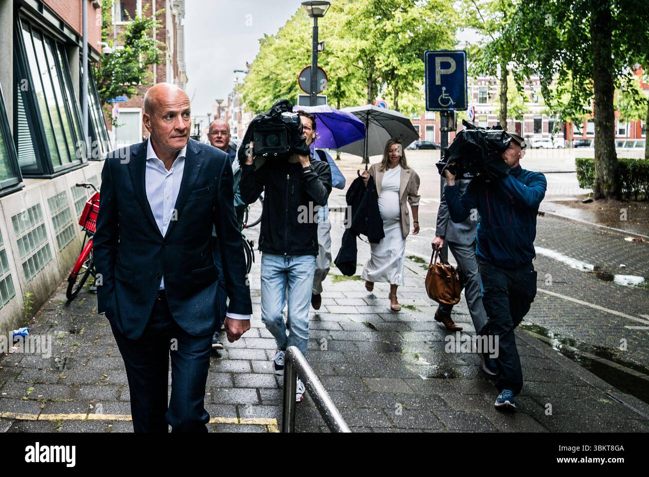 GRONINGEN - Frits van Eerd kommt zum Bezirksgericht Groningen, um seine Verhandlung zu verhandeln. Der ehemalige Top Executive von Jumbo wird der Geldwäsche, Korruption und Fälschung verdächtigt. ANP SIESE VEENSTRA niederlande Out - belgien Out Stockfoto