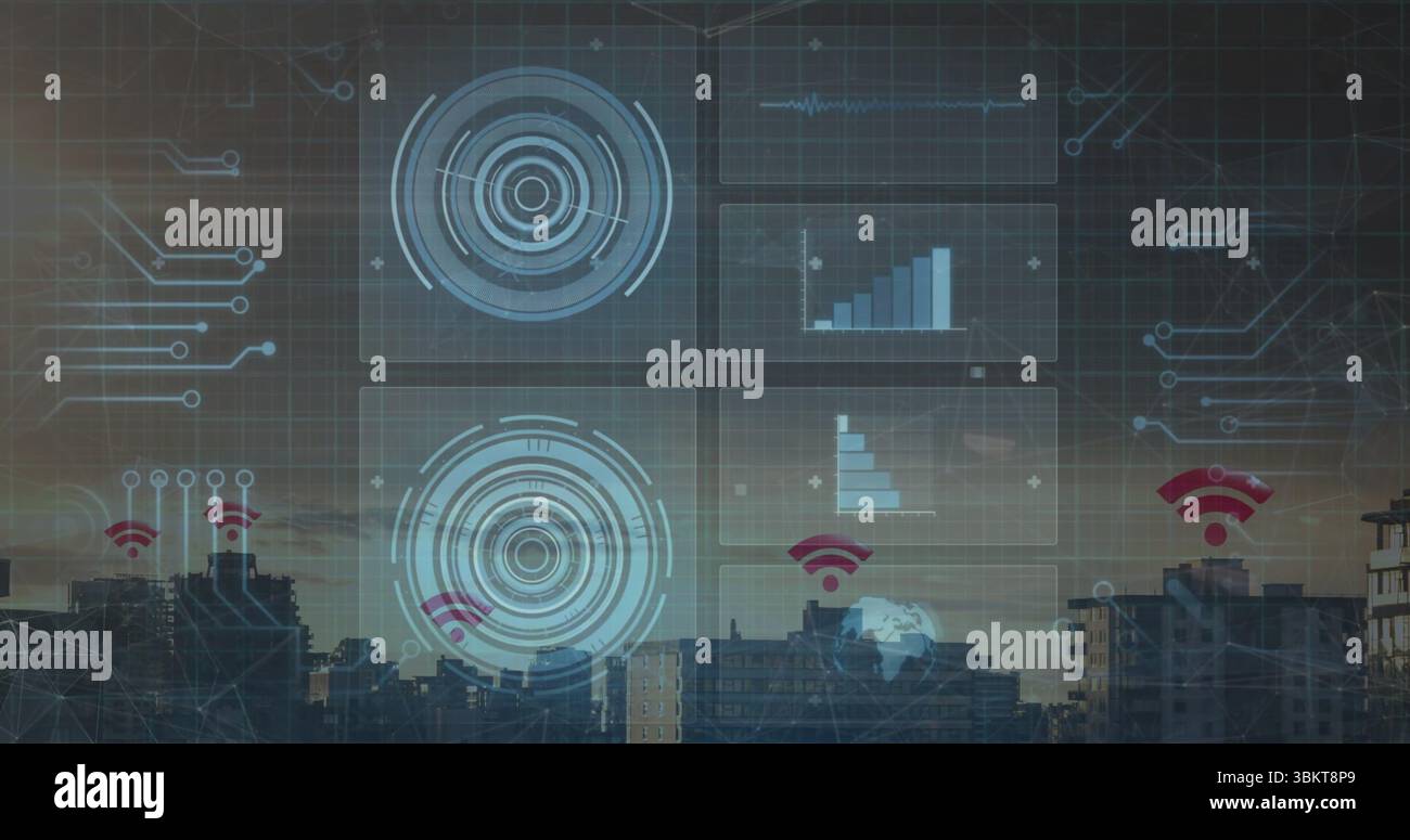 Anzeige des lichtdurchlässigen HUD mit den Datenfeldern von Kreiszielen, roten Wi-Fi-Symbolen auf der Skyline in der Dämmerung Stockfoto
