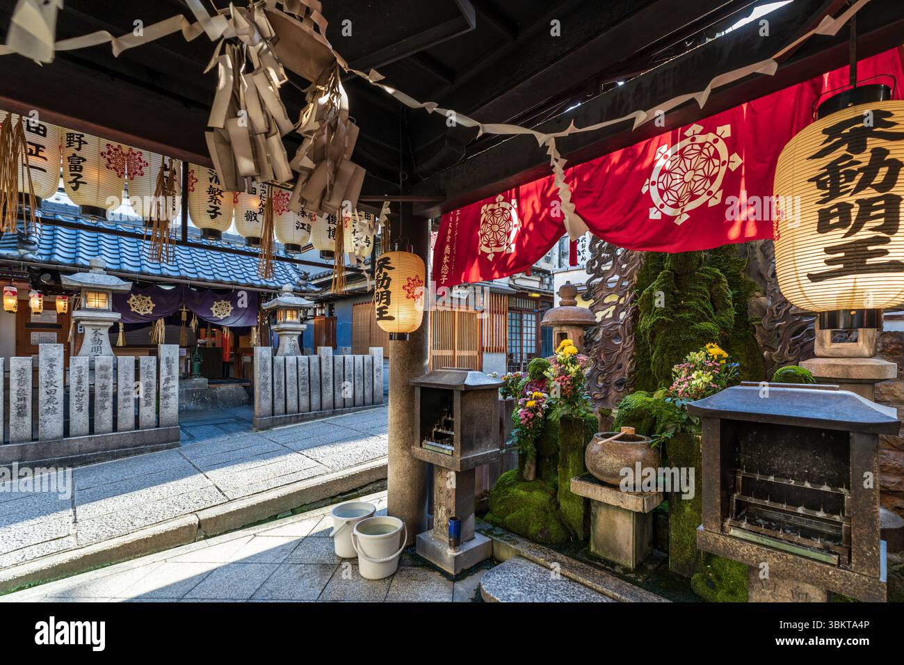 Hozen-JI-Tempel, ein buddhistischer Tempel entlang einer malerischen Gasse im Bezirk Dotonbori, Osaka, Japan. Stockfoto