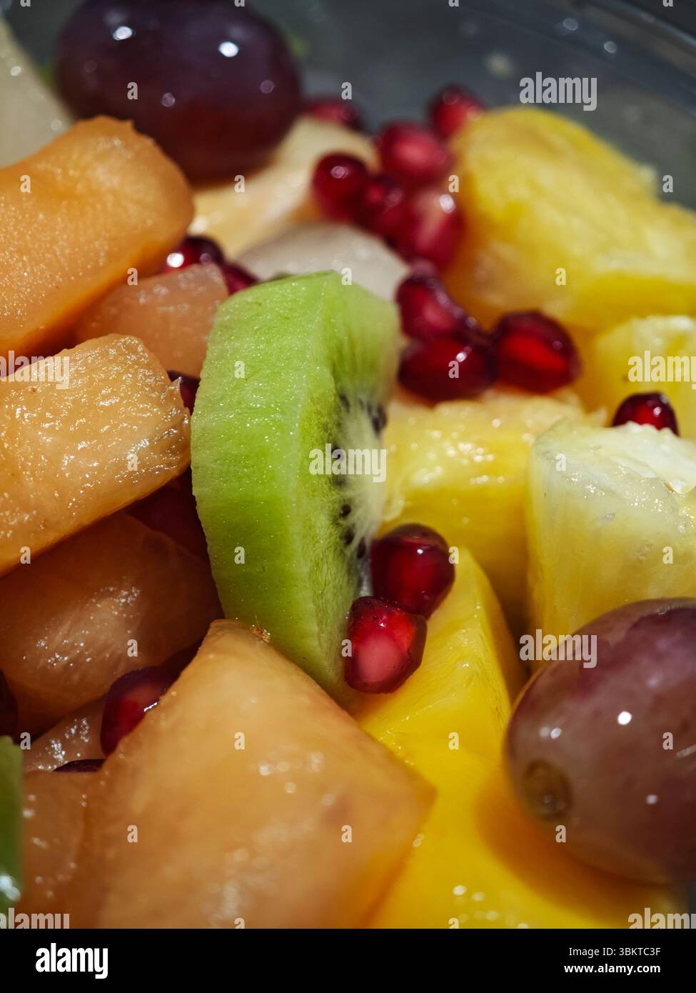 Eine lebendige Auswahl an Kiwi, Granatapfel, Cantaloupe und vielem mehr, die Sie genießen können. Stockfoto