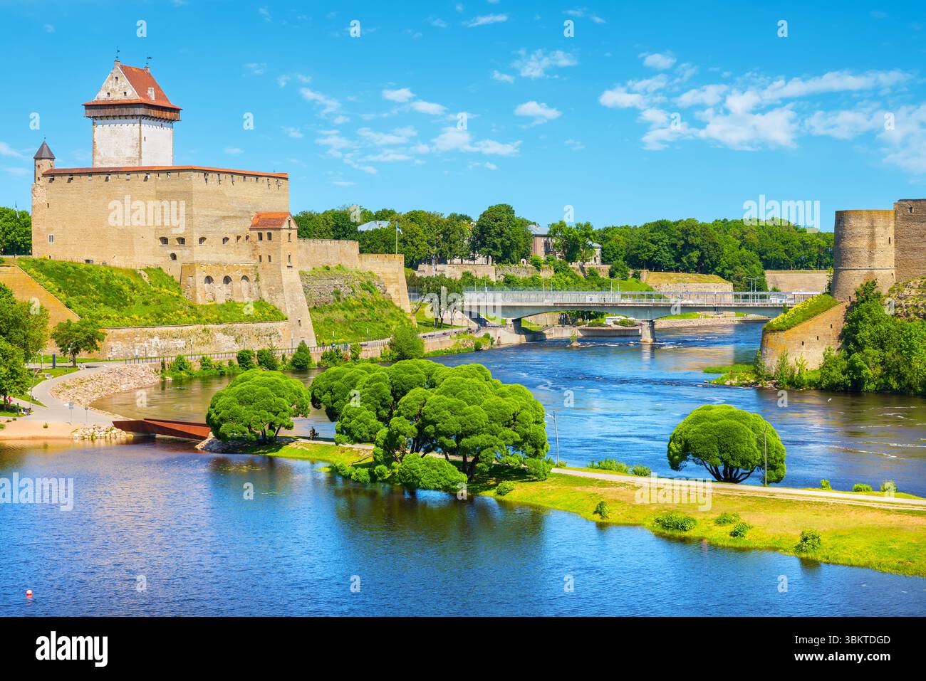 Narva Stadtbild mit Festung, Fluss und Grenzbrücke. Nordosten Estlands Stockfoto